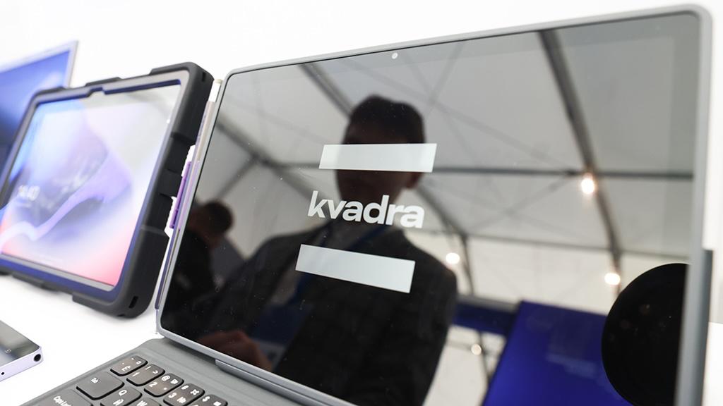 ВТБ закупил 13 000 планшетов Kvadra T у российской Yadro для работы с клиентами в офисах и на выездных сервисах Планшеты произведены по заказу ВТБ с учетом требований по надежности и функциональности на заводе полного цикла Yadro в Дубне и работают под управлением собственной операционной системы kvadraOS В компании также сообщили что поставка ВТБ стала драйвером развития производственной линии в Дубне на заводе запустили роботизированный участок групповой упаковки с использованием ИИ и технического зрения Он включает робот манипулятор с системой технического зрения автоматическую упаковку и маркировку Устройства Kvadra уже используются пятью крупнейшими банками России крупными телекомоператорами и промышленными предприятиями а компания продолжает масштабировать сотрудничество с корпоративными и государственными заказчиками imaxairu Подписаться