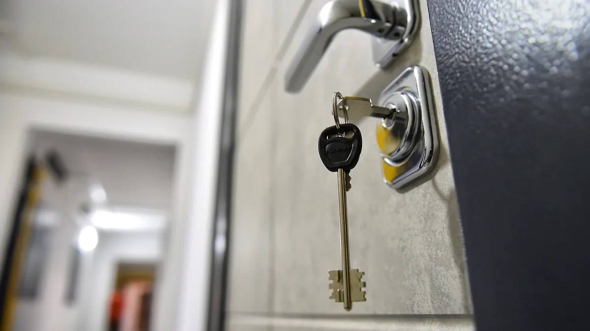 Еще одна сирота из Северной Осетии пожаловалась Бастрыкину на невыдачу жилья Глава СКР Александр Бастрыкин поручил доложить о результатах проверки по факту необеспечения сироты из Беслана положенным жильем, сообщает пресс-служба ведомства. По их данным, в 2013 году мужчина был принят на учет лиц, подлежащих обеспечению квартирой, однако до настоящего времени его права не реализованы. Многочисленные обращения в компетентные органы результатов не принесли, поэтому он вынужден снимать жилье. «В региональном следственном управлении по поступившему обращению начата процессуальная проверка. Александр Бастрыкин поручил руководителю СУ СК по Северной Осетии Валерию Устову представить доклад о ходе и результатах проверки, поставив ее на контроль в центральном аппарате ведомства», — говорится в сообщении. Подписывайтесь на «КрыльяTV»