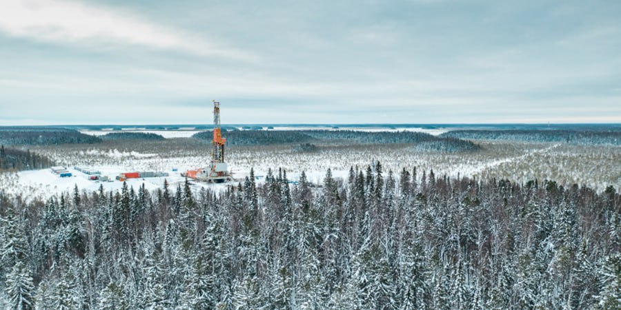 Газпром нефть запустила первую российскую компактную буровую нового поколения Установка уже работает на Салымских месторождениях в ХМАО Извлекаемые запасы нефти категории С1 С2 по Салымской группе месторождений утвержденные Государственной комиссией по запасам составляют 140 млн т по категории В1 и В2 181 млн т Ключевые преимущества буровой установки разработана и произведена в России с использованием блочно модульных технологий что существенно сокращает сроки сборки демонтажа и значительно ускоряет транспортировку до 4 раз быстрее чем традиционные комплексы перебазировка буровой между участками месторождения стал в среднем на 10 дней короче внутриплощадочное перемещение установки занимает 3 часа вместо 8 спроектирована для бурения скважин глубиной до 5 км адаптирована к экстремальным климатическим условиям Крайнего Севера управляется с помощью российского программного обеспечения Как подчеркнул генеральный директор Салым Петролеум Девелопмент СПД Д Парамошин произведенный в Тюмени буровой комплекс позволит существенно сократить сроки строительства скважин и оптимизировать затраты на обустройство добывающей инфраструктуры Источник фото пресс служба Газпром нефти подписаться канал в MAX все новости технологии журнал