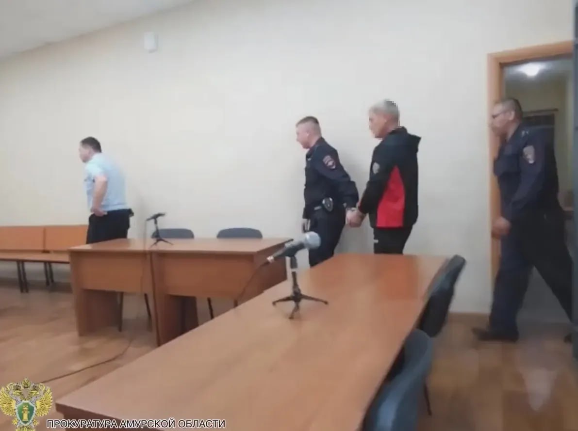 Арестован водитель, из-за которого в ДТП пострадали 12 пассажиров  Селемджинский районный суд заключил под стражу водителя вахтового автомобиля. Мужчина обвиняется в совершении ДТП, повлекшем по неосторожности причинение тяжкого вреда здоровью. В момент преступления подследственный был пьян.   Установлено, что 1 июня на 50 километре закрытой технологической автодороги "Февральск - Огоджа" водитель вахтовой машины совершил съезд с проезжей части и опрокидывание. В это время в автомобиле находились 22 работника угольного предприятия.  В результате ДТП медицинская помощь понадобилась 12 работникам. У них диагностированы травмы различной степени тяжести.  "С учетом позиции прокуратуры Селемджинского района суд избрал в отношении обвиняемого меру пресечения в виде заключения под стражу сроком на 2 месяца, а всего до 2 августа 2025 года", - сообщает прокуратура Амурской области.   ТЕЛЕПОРТ.РФ – здесь все об Амурской области  Написать нам