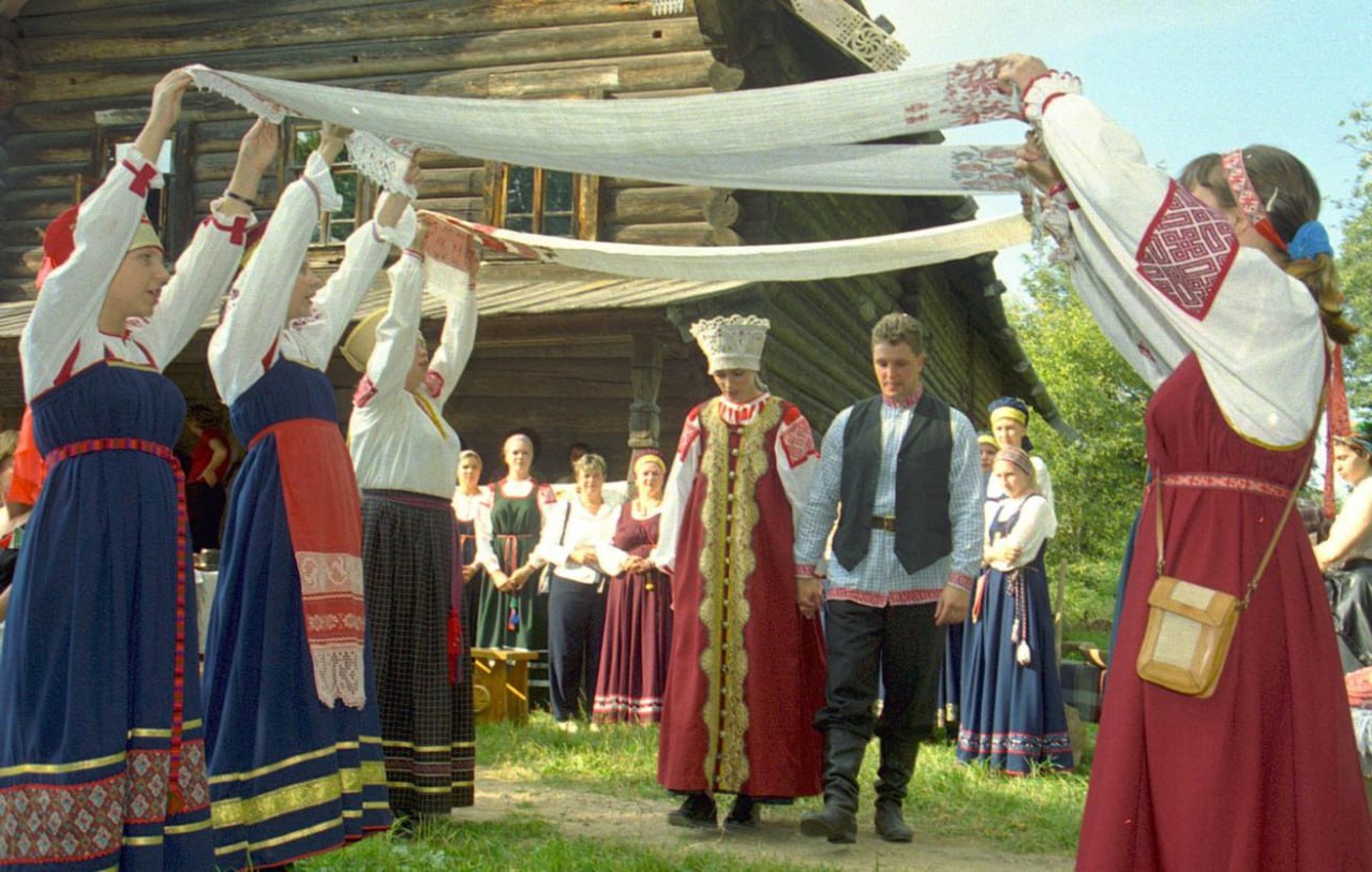 Псковская и Новгородская области готовят новый межрегиональный турмаршрут посвящённый историческим свадебным традициям двух регионов Презентация запланирована на 2026 год рассказала ТАСС министр туризма Псковской области Марина Егорова Сейчас регионы синхронизируют свои треки чтобы собрать их в единый туристический продукт В основе история о том как новгородский князь Игорь женился на псковитянке будущей княгине Ольге так в одном маршруте соединяются наследие тема любви и семейных ценностей Конкретные локации пока не раскрывают Идея развивается в рамках соглашения между туристическим офисом Русь Новгородская и ТИЦ Псковской области подписанного на форуме Путешествуй в Москве Новый маршрут ориентирован на индивидуальных путешественников и мини группы У регионов уже есть совместные проекты с 2022 года действует маршрут Князь Александр Невский проходящий по Ленинградской Псковской и Новгородской областям Он объединяет памятники истории и архитектуры места легендарных битв и города связанные с именем князя и доступен для самостоятельных автопутешествий По словам Егоровой основу турпотока в Псковскую область по прежнему составляют жители Москвы и Петербурга но за последние два года стало больше гостей из дальних регионов Владивостока Хабаровска Екатеринбурга Растёт и доля тех кто возвращается повторно регион предлагает широкий спектр впечатлений от крепостей фресок и усадеб до активного отдыха включая полёты на парапланах Мы ещё ни разу не слышали от гостей я посмотрел всё отмечает министр По её словам ключевую роль играет работа местной туриндустрии люди едут к людям а Псковская область укрепляет статус одного из самых гостеприимных регионов России продвигая не только классические достопримечательности