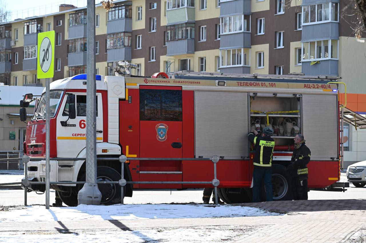 В одной из школ Серпухова прошла тренировка по эвакуации при пожаре  В образовательном комплексе «Эффективная школа»  школа №5   смоделировали  возгорание в библиотеке из-за короткого замыкания.  Цель мероприятия — отработка действий в ЧП и минимизация рисков.  Эвакуация прошла успешно: сотрудники школы быстро вывели детей, а экстренные службы оперативно среагировали на ситуацию.  Тренировка проводилась в рамках ежеквартальной общеобластной тренировки по распоряжению губернатора Андрея Воробьева.