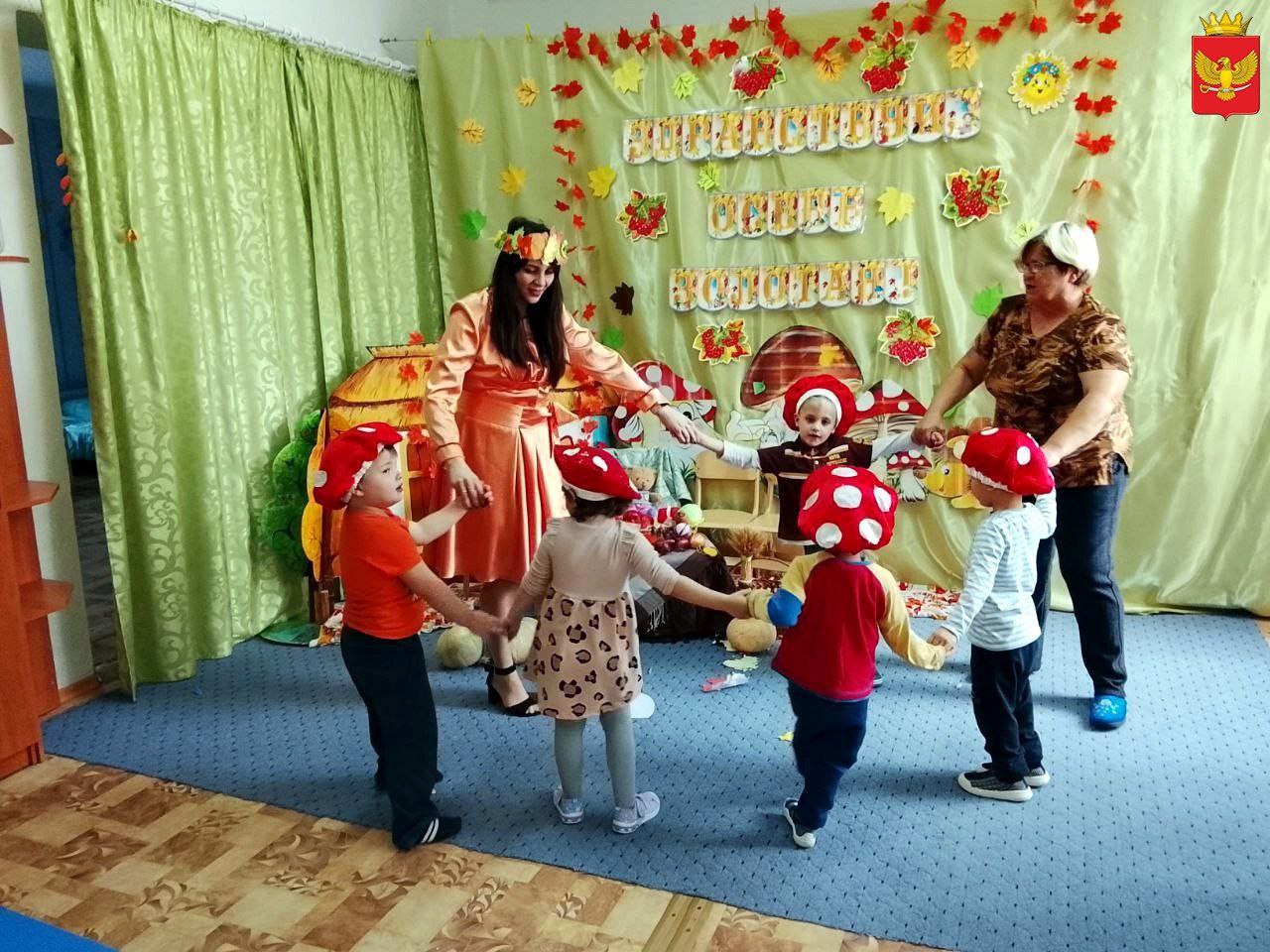 В ГБУ ДОО ЗО Вячеславский ДС Василек для малышей провели традиционный Праздник осени Ребятишки встретили его в красиво украшенном зале напоминавшем настоящую осеннюю сказку На утреннике дети пели песни про осень отгадывали загадки танцевали с осенними листочками и с удовольствием позировали в созданной воспитателями атмосферной фотозоне Праздник осени одним из самых любимых у нашей детворы Это удивительные чудеса волшебные краски звонкий детский смех море улыбок и веселья И пусть говорят что осень унылая пора но дети как никто другой ждут с нетерпеньем этот праздник радуются шороху осенних листиков под ногами дождику под которым можно побегать под зонтиком в резиновых сапожках отметили вячеславские воспитатели Подписывайтесь на Вести Приморск ВК Одноклассники Ответы и вопросы присылайте в наш чат бот Обратная связь Объективно Актуально Правдиво