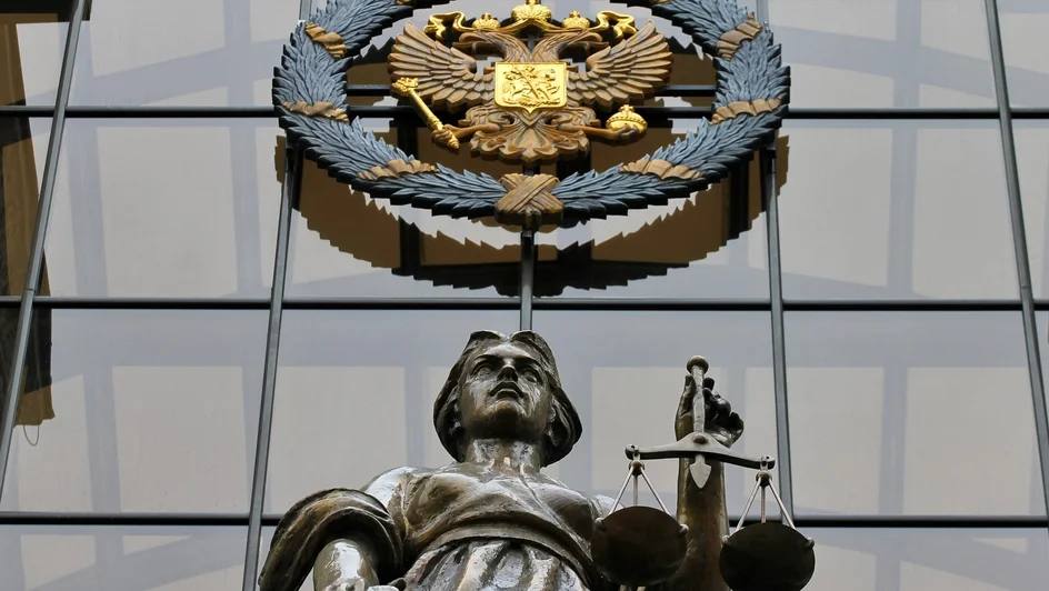 Суды обязали аннулировать кредиты оформленные мошенниками Верховный суд разъяснил что кредитные договоры заключённые на имя граждан мошенниками подлежат признанию недействительными при этом обязательства по таким договорам отсутствуют а кредит считается не предоставленным Соответствующие правовые позиции были озвучены на совещании судей в Москве участником которого в первый день стал президент Владимир Путин На совещании представители судов и докладчики Верховного суда отметили необходимость единообразия судебной практики и усиления защиты граждан от дистанционного мошенничества kvadratnymaster Подписывайтесь на нас в Маx Фото РГ