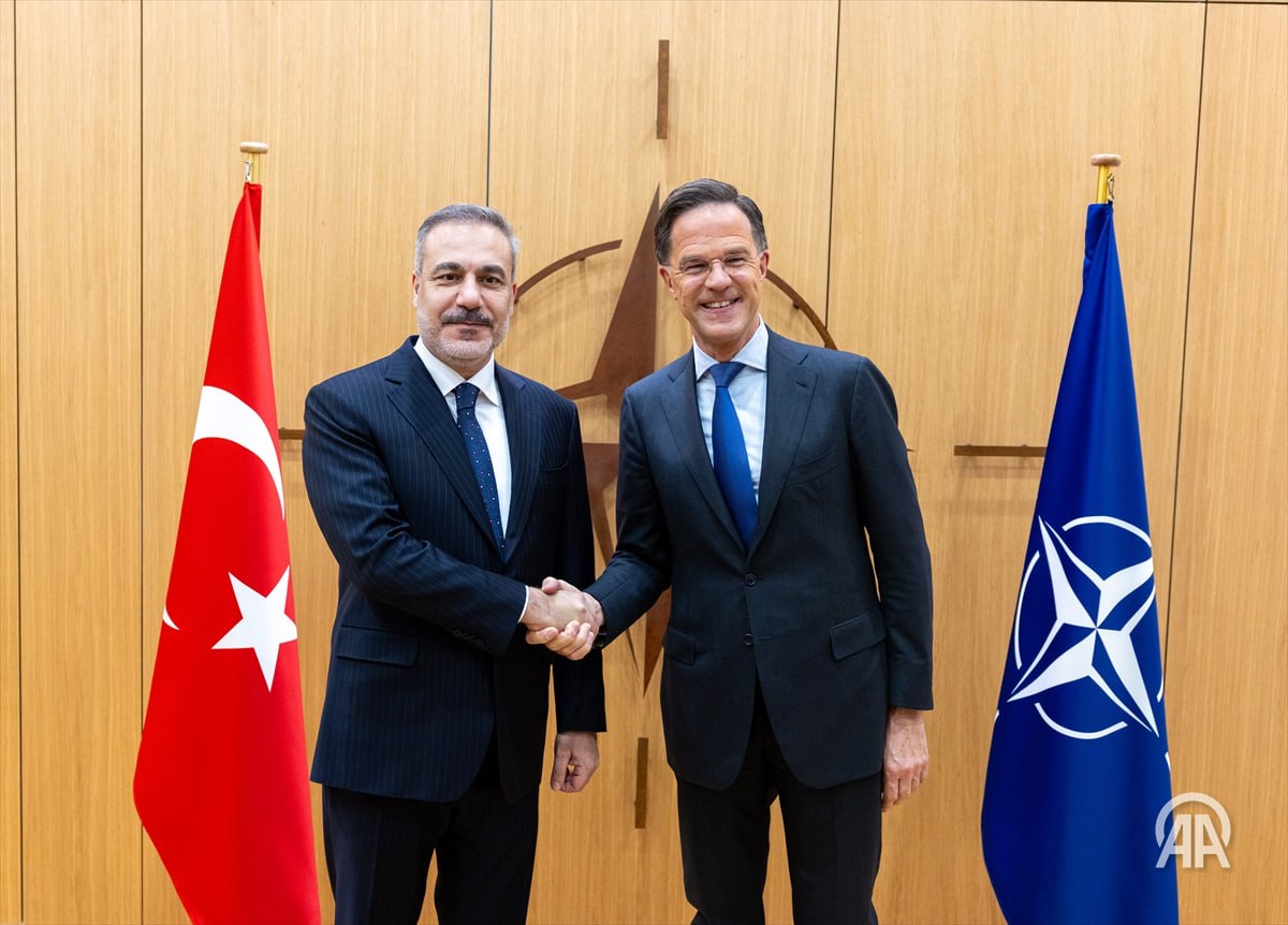 Глава МИД Турции обсудил с генсеком НАТО украинское урегулирование Министр иностранных дел Турции Хакан Фидан и генсек НАТО Марк Рютте на встрече в Брюсселе обсудили усилия по прекращению конфликта между РФ и Украиной а также вопросы обеспечения безопасности на Черном море Об этом сообщают источники в турецком МИД Встреча состоялась в рамках проходящего в бельгийской столице заседания глав МИД стран Североатлантического альянса Стороны также обменялись мнениями относительно подготовки к саммиту НАТО который состоится в Анкаре в июле 2026 года Также затронута тема вклада турецкой оборонной промышленности в развитие потенциала стран членов НАТО Подробнее на нашем сайте v aa com tr 3760760 24 7 в сутки с Агентством Анадолу