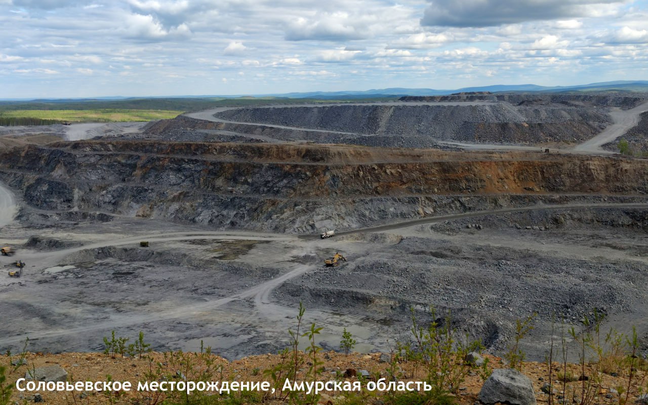 В Амурской области добыча золота в январе выросла почти на 40 В Амурской области подвели итоги добычи полезных ископаемых за январь 2026 года По данным регионального Минприроды за первый месяц года в регионе добыто около 853 кг золота что на 37 5 больше чем годом ранее Лидером по объёмам добычи остаётся Маломырский рудник Также в числе крупнейших производителей Соловьёвский прииск и компания ТЭМИ Динамика начала года показывает уверенный рост золотодобычи в регионе ИтогиРегионов АмурскаяОбласть Золото