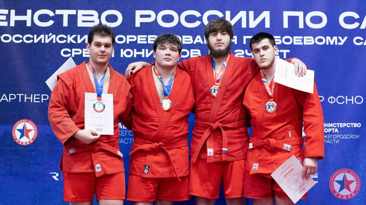 Самбист из Дагестана завоевал бронзу Первенства России Сайгид Багилов стал третьим призером на Первенстве России по боевому самбо среди спортсменов до 24 лет Турнир проходит в Кстово Нижегородской области Дагестанский самбист выступал в весовой категории свыше 98 кг Медаль Багилова на данный момент единственная для сборной Дагестана на соревнованиях