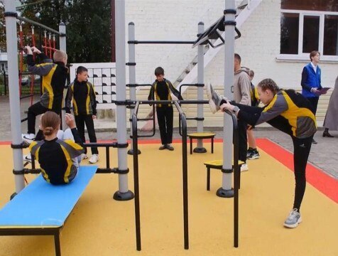Четвёртую современную спортивную площадку открыли в Людинове Ко Дню учителя во дворе школы 2 в Людинове торжественно открыли новую спортивную площадку с баскетбольным кольцом и тренажёрами http gtrk kaluga ru news obschestvo news 57898