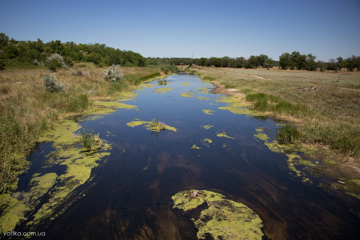 Масштабная расчистка русел рек в регионе начнется в 2026 году В Запорожской области стартует масштабная программа по восстановлению рек Молочная и Берда В ближайшие годы планируется расчистить более 17 километров русел что позволит снизить риск подтоплений улучшить качество воды и благоустроить прибрежные территории В 2026 году будут заключены контракты и начаты работы на двух ключевых участках 7 км реки Молочная в районе сел Вознесенка и Семеновка Мелитопольского ГО 10 5 км реки Берда в районе сел Старопетровка и Новопетровка Бердянского МО Работа предстоит серьезная отметил губернатор Запорожской области Евгений Балицкий За десятилетия недостаточного ухода реки обмелели заболотились и заросли кустарником Сейчас ситуация меняется к лучшему и этот вопрос находится на личном контроле руководства региона Подписывайтесь на Запорожский вестник в MAX Telegram и ВКонтакте и делитесь с близкими