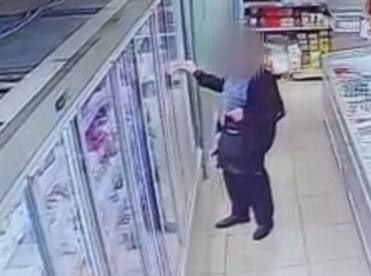 У грабителя отобрали рюкзак в супермаркете В Хабаровске в магазин на улице Тихоокеанской пришёл мужчина и украл две бутылки виски, колбасу и копчёную рыбу. Сложил в рюкзак и попытался уйти. Кассир бросилась за ним вдогонку, они стали бороться за рюкзак и женщина победила. Грабитель бросил вещи и убежал, но вскоре был задержан дома полицией: в рюкзаке, кроме украденных продуктов, был его паспорт. Подписаться Прислать новость