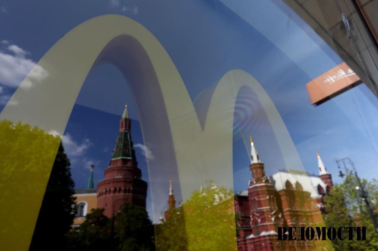 McDonald s зарегистрировал семь товарных знаков в России Среди них Big Mac Биг тейсти Роял чизбургер Квотер паундер McFresh McFlurry и МакДоставка В апреле стало известно что McDonald s подал заявку в Роспатент на регистрацию товарного знака Макдоналдс Американская компания ушла из России в 2022 году Сеть продали Александру Говору она открылась под новым брендом Вкусно и точка К концу 2022 году в российской компании заявили что восстановили долю на рынке РФ которую ранее занимал Макдоналдс Подпишитесь на Ведомости