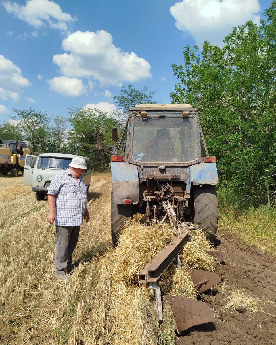 В Ровеньках продолжается  уборочная кампания   В 2025 года аграрными предприятиями городского округа город Ровеньки засеяно 2136 га зерновых, зернобобовых и технических   культур: 1100 га - озимых, 170 га – яровых, 866 га - технических культур. Посевная площадь 2025 года больше на 27% площадей прошлого года.   На сегодняшний день убрано 442 га озимой пшеницы с средней урожайностью 17,8 центнера с гектара.    Это неплохие показатели, однако стоит учитывать, что погодные условия, особенно дожди, могут повлиять на дальнейшие работы в полях и на общую урожайность.   Работы по уборке урожая продолжаются.