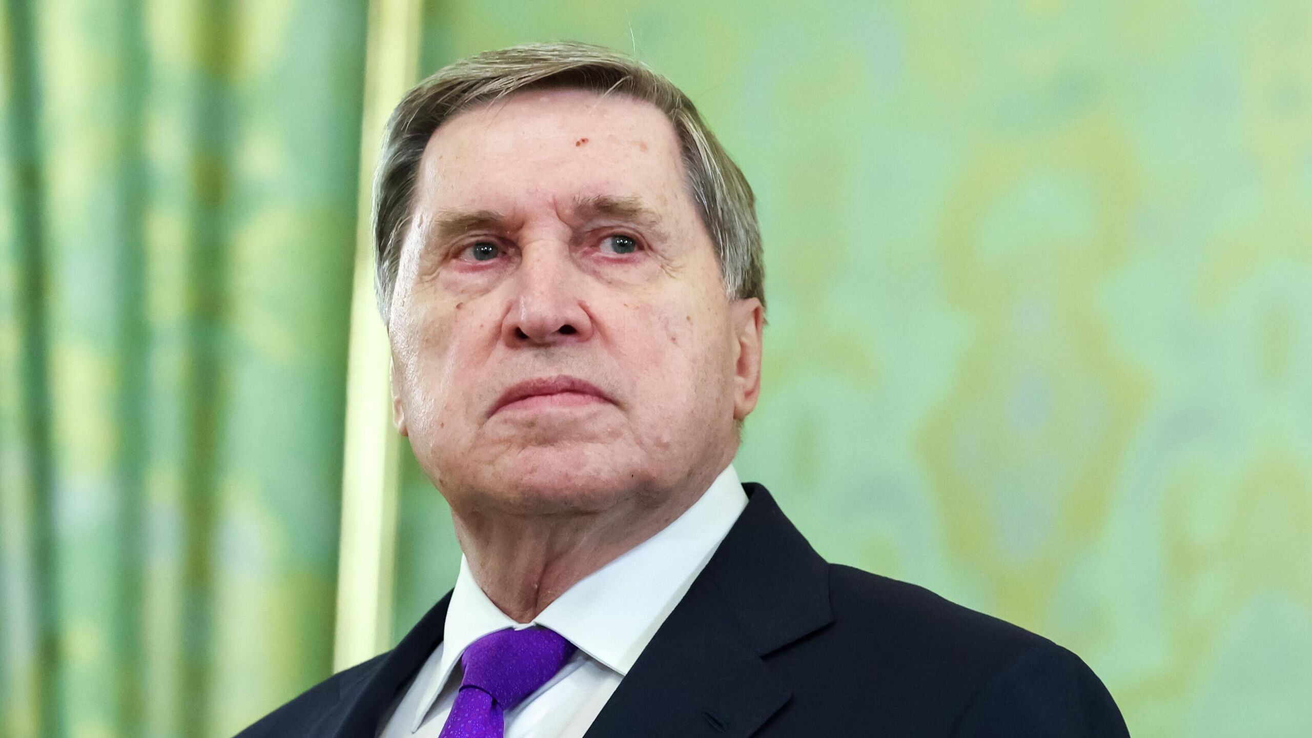 Москва ждет чтобы при обсуждениях украинского урегулирования США и остальные участники процесса соблюдали договоренности которые были достигнуты в том числе в Анкоридже заявил помощник президента РФ Юрий Ушаков Чтобы американцы и все остальные соблюдали те договоренности которые были достигнуты в частности в Анкоридже Ну и на других переговорах тоже сказал Ушаков журналистам в ответ на вопрос о том каких результатов Москва ждала бы по итогам переговоров в Майами чтобы продолжалась плодотворная работа Администрация США ранее заявила о разработке плана по украинскому урегулированию В Кремле сообщили что Россия сохраняет открытость для переговоров и остается на платформе обсуждений в Анкоридже Президент РФ Владимир Путин 2 декабря принял в Кремле Уиткоффа и Кушнера Визит представителей США в Россию был связан с процессом обсуждения мирного плана США по Украине Как сообщил Путин американская сторона разделила 27 пунктов на четыре пакета и предложила обсуждать их отдельно