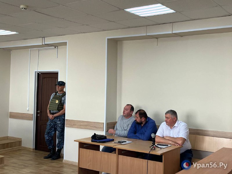 Регистрацию Виталия Омельченко в качестве кандидата в депутаты горсовета Орска могут аннулировать а могут и не аннулировать Решение об отмене регистрации сегодня принял Советский районный суд Подал иск в отношении Омельченко его оппонент от 21 округа временно не работающий самовыдвиженец Виталий Сорокин Причина в том что Омельченко в сведениях о своей судимости указал другое название статьи При этом ее номер и пункт были указаны верно Именно поэтому в Избиркоме еще на этапе приема документов вопросов по данному поводу к кандидату не возникло Решение суда не вступило в законную силу и может быть отменено вышестоящей инстанцией У Виталия Омельченко есть еще 5 дней чтобы подать апелляцию Предыстория
