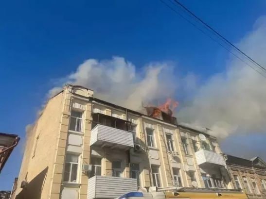 Причиной крупного пожара в доме на Обороны в Ростове стал поджог Причиной крупного пожара в доме на Обороны, 81 в Ростове стал поджог. Об сообщили в пресс-службе ГУ МЧС региона. После тщательного обследования специалистами, спустя несколько месяцев, установили причину возгорания. Напомним, что ЧП произошло 7 марта. Огонь вспыхнул на кровле здания и уничтожил 300 квадратных метров территории. К счастью, никто не пострадал, жильцы успели быстро покинуть горящее здание. Однако в процессе тушения было залито водой с 3 по 1 этаж. Квартиры были непригодны для жилья. Некоторые получили жилплощадь в маневренном фонде, некоторые уехали жить к родственникам, кто-то остался делать ремонт. Напомним, что местные власти уже выделили деньги на капремонт крыши. О сроках ремонтных работ неизвестно. Подписаться на "Новости Ростова" Прислать новость