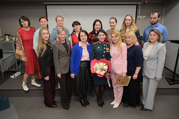 Женское движение Единой России запустило новый поток курсов сестринского дела для жен участников СВО Занятия организовали на базе Российского национального исследовательского медицинского университета им Н И Пирогова под руководством опытных медиков и преподавателей вуза Слушателями курсов стали 20 жен участников специальной военной операции На занятиях они освоят основы общего ухода за пациентами способы оказания первой помощи при неотложных состояниях и порядке действий в критических ситуациях Поделиться опытом и поддержать участниц пришла Герой России финалист проекта Лидеры России медицинская сестра Людмила Болилая Вы молодцы что пошли учиться другие последуют за вами Первую помощь оказать может каждый Дело в желании а возможность всегда найдется Самое главное что вы решили пойти и помогать с образованием без образования с курсами или без зачастую важно человека просто за руку подержать в глаза посмотреть и сказать все получится ты все сможешь у тебя еще вся жизнь впереди сказала она Среди слушательниц курса выпускницы проекта по психологической поддержке Жизнь после Победы Сегодня у женщин огромная потребность помогать семьям которые проходят через те же испытания помогать ребятам участвовать в волонтерских объединениях Кроме того для некоторых это ежедневная жизненная потребность потому что у девушек домой вернулись раненые бойцы кому то из них нужен постоянный присмотр после госпиталя сказала сопредседатель общественного совета партпроекта Женское движение Единой России зампред комитета Совфеда по социальной политике Дарья Лантратова Она напомнила что курсы прошли уже больше 10 тысяч человек некоторые из них отправились в новые регионы работают в госпиталях Но даже тем кто не применяет эти навыки в активной медицинской деятельности они полезны чтобы быть готовыми помочь близким при необходимости Специалисты Российского национального исследовательского медицинского университета им Н И Пирогова обучат оказанию первой медицинской помощи и уходу за больными Я сама прошла курсы сестринского дела осенью 2022 года и уверена что практические навыки очень важны в наше неспокойное время Нашим защитникам сейчас очень нужна женская поддержка и забота отметила член комитета Госдумы по труду социальной политике и делам ветеранов Екатерина Стенякина ergosdumaofficial