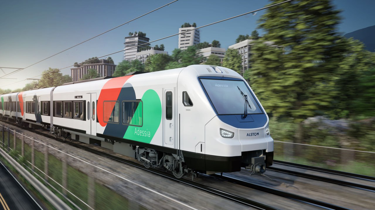 Alstom поставит 117 поездов в Португалию после судебных задержек Португальский государственный пассажирский оператор Comboios de Portugal CP заключил контракт с французской Alstom на поставку 117 электропоездов для пригородного и междугороднего сообщения за 746 млн Заявление CP последовало за снятием португальским Верховным судом в июле и сентябре приостановления исполнения соответствующего тендера победителем которого в ноябре 2023 года CP объявил консорциум Alstom и португальской строительно инженерной DST Приостановление было наложено по причине оспаривания результатов конкурса двумя другими его участниками испанской CAF и швейцарской Stadler Два производителя совместно обратились в португальский суд заявляя об искусственном сужении условий тендера в связи с наличием среди них требования о строительстве в стране завода подвижного состава нарушавшего по их мнению стандарты Евросоюза о недискриминации и принцип свободного передвижения товаров Министерство инфраструктуры и жилищного строительства Португалии оценившее потери от задержки закупки в 191 млн вследствие невозможности воспользоваться финансированием Евросоюза намеревается покрыть их за счёт средств государственного бюджета либо новых программ которые будут определены в будущем Новый график поставки поездов предполагает её начало в 2029 году CP подтвердил планы по строительству в рамках контракта завода поездов в городе Матозиньюш на северо западе Португалии которое должно создать около 300 рабочих мест напрямую и около 1500 косвенно 22 сентября правительство разрешило CP воспользоваться содержащимся в контракте с Alstom опционом на дополнительное приобретение 36 электропоездов для пригородного сообщения с целью компенсации времени потерянного оператором из за судебных разбирательств СP объявил тендер на поставку 62 поездов для пригородных перевозок и 55 для междугородных в 2021 году В соответствии с заявлениями сделанными после объявления консорциума Alstom и DST победителем конкурса поставки должны были начаться в 2026 году Большую часть поездов для пригородного сообщения планировалось использовать на перегруженном маршруте Лиссабон Кашкайш по которому на тот момент курсировали поезда возраст которых достигал 70 лет Рендер Alstom tzdjournal