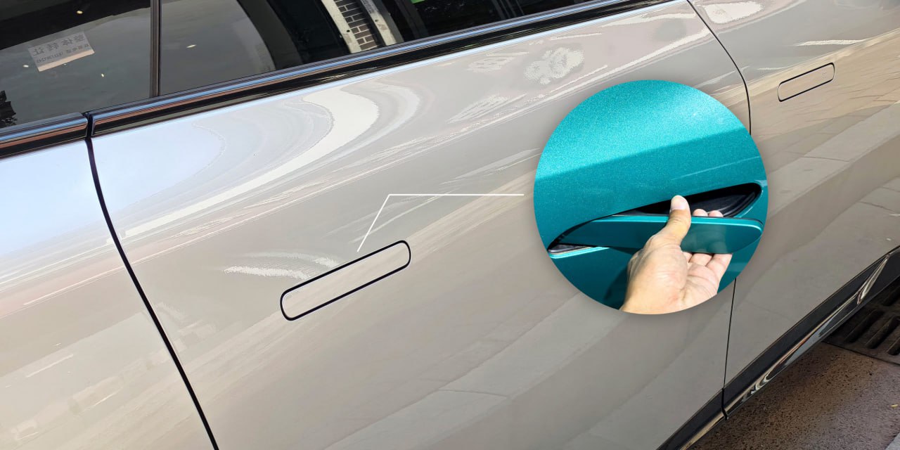 В Китае запретят выдвижные ручки в электромобилях С 1 января 2027 года в КНР запретят электронные выдвижные дверные ручки не имеющие механического аварийного открывания Об этом говорится в проекте новых требований по безопасности опубликованном Министерством промышленности и информатизации Согласно правилам транспортные средства весом менее 3 5 тонны должны быть оборудованы внутренними и наружными ручками с функцией механического открывания Требование призвано обеспечить возможность открывания во время отключения питания или после аварии Ранее рекламируемые как средства улучшения аэродинамики и эстетики выдвижные дверные ручки все чаще подвергаются критике Двери часто не открываются в холодную погоду или после аварий Сообщается о случаях защемления пальцев у детей Общественное беспокойство усилилось после смертельных случаев с электромобилями Xiaomi в марте и октябре   Новости Китая ЭКД