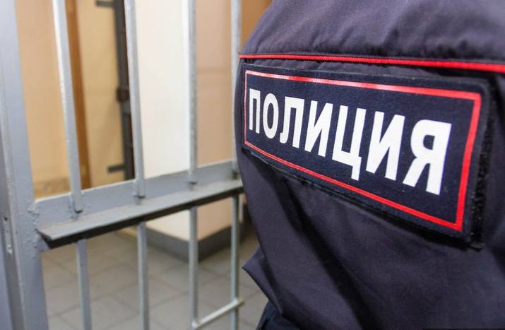 В Якутске мужчина избил посетителя заведения В Якутске возбуждено уголовное дело в отношении 31-летнего жителя Вилюйского района, подозреваемого в причинении телесных повреждений во время конфликта. Как сообщили в полиции, в дежурную часть отдела №3 МУ МВД России «Якутское» обратился местный житель. Он сообщил, что получил травмы от неизвестного мужчины в одном из заведений на улице Дзержинского. Участковыми уполномоченными личности нападавшего удалось установить. Им оказался уроженец Вилюйского района, ранее в поле зрения правоохранителей не попадал. По данным полиции, в ходе вечернего отдыха между мужчинами вспыхнул словесный конфликт, который перерос в драку. Подозреваемый ударил оппонента, причинив ему травмы средней тяжести. Пострадавший был вынужден обратиться за медицинской помощью. Следственным отделом возбуждено уголовное дело по части 1 статьи 112 УК РФ - «Умышленное причинение вреда здоровью средней тяжести». Санкция предусматривает до трех лет лишения свободы. Проводятся следственные действия, устанавливаются все обстоятельства произошедшего. Фото: МУ МВД России «Якутское»