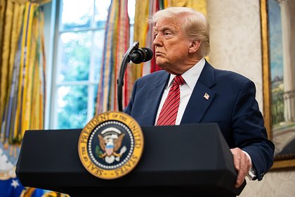 Трамп возмутился вопросом о новом Папе Римском Президент США Дональд Трамп возмутился вопросом о его роли в назначении нового Папы Римского — американского епископа Роберта Прево, взявшего имя Лев XIV. Об этом глава государства заявил на своей странице в социальной сети Truth Social. Он выразил недовольство работой журналистки телеканала ABC Марты Радиц, поинтересовавшейся, какую роль Трамп сыграл в избрании Прево на должность главы Римско-католической церкви. «Это прозвучало из ниоткуда, она была помешана на Трампе. Боб Айгер гендиректор The Walt Disney Company, которой принадлежит ABC — прим. "Ленты. ру" должен что-то сделать с неудачниками и ненавистниками, которых он набирает в свои шоу с низким рейтингом», — написал президент. Ранее Трамп открестился от изображения, где он представлен в образе Папы Римского. «Я не имею к этому никакого отношения. Кто-то нарисовал мою фотографию, на которой я одет как Папа Римский, и выложил ее в Интернет.