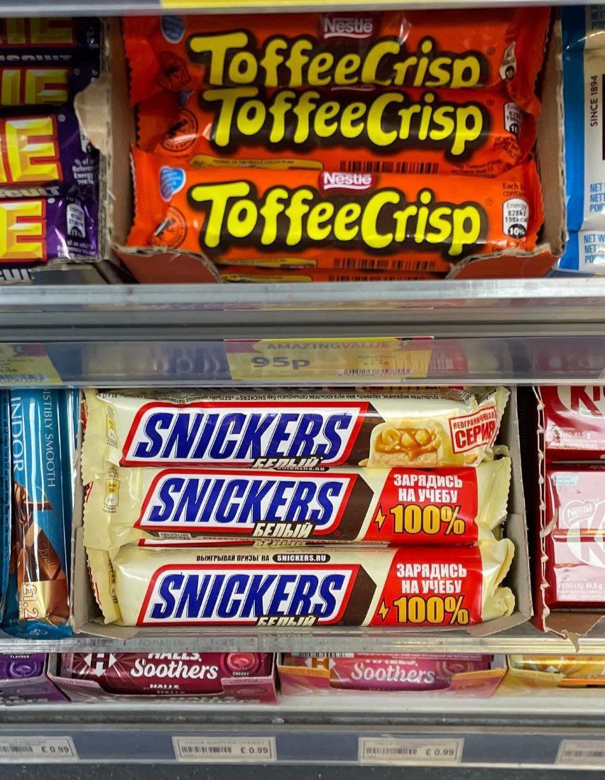 В магазинах по всему Лондону появились шоколадные батончики Snickers с русскоязычными надписями на упаковках пишет NYT Компания Mars в этой связи сообщила что не может помешать посредникам покупать сладости и потом перепродавать их в Европе Подписаться на РИА Новости экономика Все наши каналы