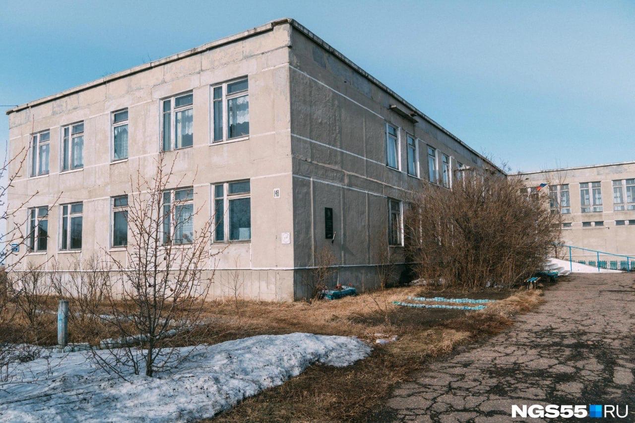 Учитель физкультуры выкупил школу, в которой когда-то работал В Омской области состоялся аукцион на приобретение здания школы в деревне Крым. Как пишет НГС55, первоначальная цена здания была 400 тысяч рублей, а выкупил ее омский фермер Владимир Тарасенко за 200 тысяч. Сейчас Тарасенко разводит крупный рогатый скот и буйволов, а когда-то работал учителем физкультуры именно в том здании, которое приобрел. После покупки он закрыл школу, чтобы строение «не растащили». В будущем Тарасенко планирует восстановить школу и снова открыть ее для детей. Фермер мечтает о том, чтобы чтобы дети и взрослые могли играть футбол и баскетбол в школьном спортзале. «Для начала, я купил ее, чтобы просто сохранить. Чтобы не развалили, окна не повыбивали, полы не разобрали. Сохранить — основная цель. Там нужно восстанавливать электроэнергию, раздербанили ее. Пока не выкупил школу, шурупами там все засверлил, чтоб не пробирались туда, не тащили», — рассказал предприниматель корреспонденту NGS55.RU. Когда именно школа будет восстановлена Тарасенко пока сказать не может — сейчас у него началась посевная кампания. Но до зимы в школе заработает столовая, которая будет открыта для всех желающих. «Все во благо народа», — подытожил новый владелец школы. В 2020 году в школе учились всего 13 человек. О том, как живет деревня Крым, есть фильм — вы можете посмотреть его по ссылке. Фото: НГС55