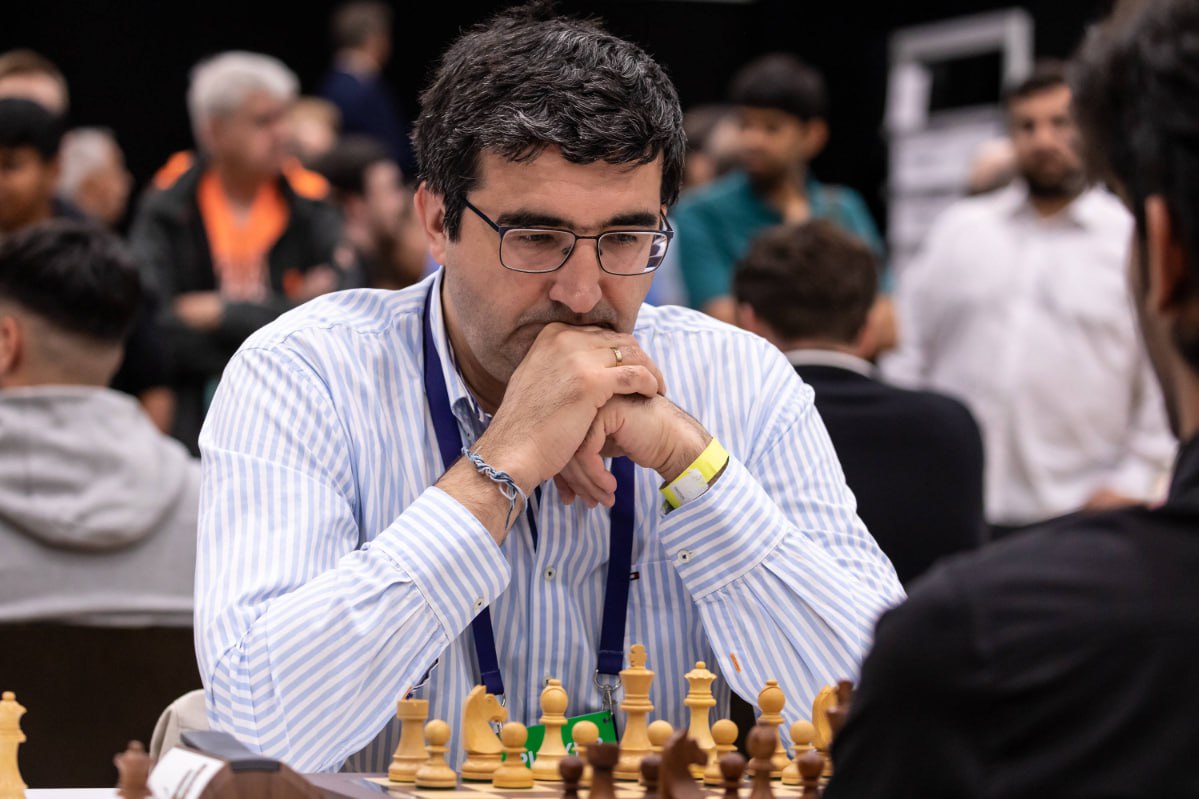 Крамник заявил о планах судиться с FIDE из за дела о смерти Народицкого Владимир Крамник заявил Матч ТВ что считает травлей планы FIDE рассмотреть его слова об умершем американском гроссмейстере Дэниэле Народицком и намерен подать судебный иск Причины смерти 29 летнего Народицкого не назывались Летом 2024 го Крамник обвинял американца в читерстве После смерти американца Крамник заявил что был единственным кто кричал об очевидных и давних проблемах Дани Глава FIDE Аркадий Дворкович пообещал что дисциплинарно этическая комиссия рассмотрит заявления Крамника Крамник комментируя слова Дворковича отметил что ничего плохого про Народицкого не говорил Мы до сих пор не знаем что произошло с Народицким какие причины его смерти И в этот момент FIDE начинает такую кампанию против меня вместо того чтобы рассмотреть мои доводы ранее Это оскорбительно и несправедливо сказал Крамник Global Look Press Подписаться на РБК Спорт