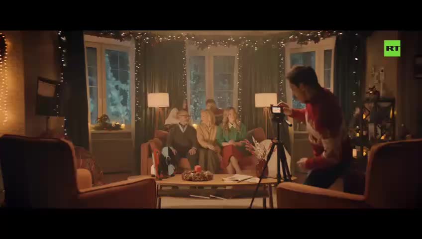 RT представляет главную рождественскую песню 2025 года для западных стран