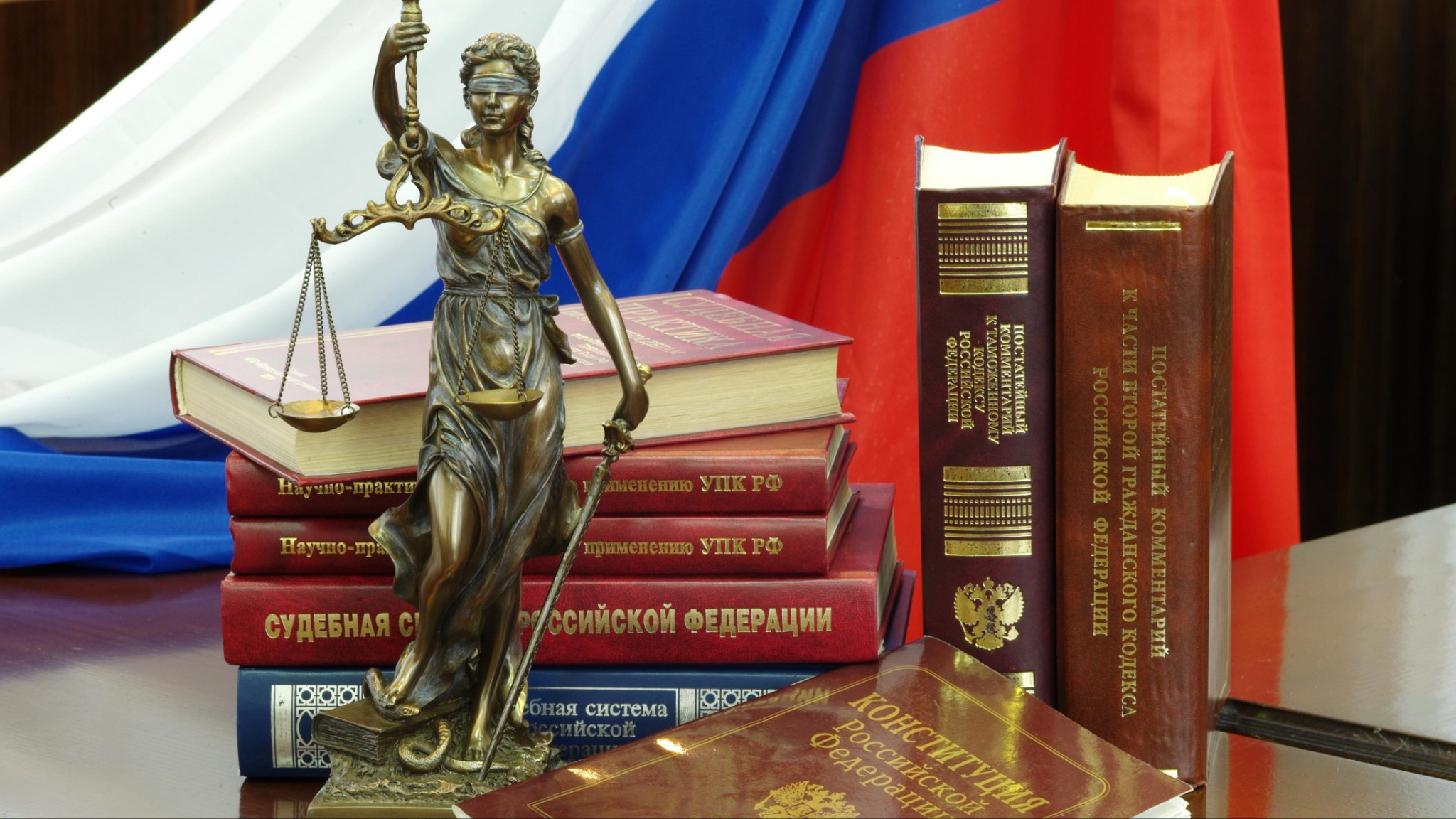 День российской адвокатуры будет официально отмечаться 31 мая   Постановление о его учреждении подписал Михаил Мишустин.   Дата неформально утвердилась в адвокатском сообществе как профессиональный праздник. Именно в этот день в 2002 году был подписан федеральный закон «Об адвокатской деятельности и адвокатуре в Российской Федерации», заложивший основные принципы организации и деятельности современной адвокатуры.   Установление профессионального праздника на официальном уровне позволит подчеркнуть важность адвокатуры как публично-правового института правовой системы России и ее высокое публично-правовое значение для российской государственности.  Решение принято по указанию Президента.    Новости Правительства России
