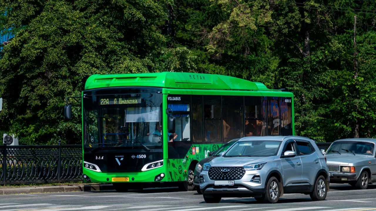 На скандальный маршрут 22 выйдут большие автобусы в Челябинске С 9 мая по маршруту 22 Генерала Брусилова ЧКПЗ начнут ходить автобусы большого класса По будням в час пик интервал составит 10 минут по выходным 15 минут Транспорт начнет обслуживать МУП Служба организации движения а со старым перевозчиком попрощаются Госконтракт с прежним перевозчиком ООО Альфа расторгнут в связи с систематическими срывами рейсов и неполным выпуском автобусов на линию прокомментировали в организации От пассажиров неоднократно поступали жалобы на грязь внутри и снаружи а также на поврежденные элементы салона Читайте Вечерку в Дзен ВКонтакте Одноклассники Max Telegram Прислать нам сообщение фото видео