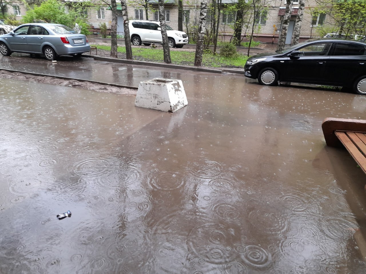 Катастрофическое затопление на улице Победы, 10/11 В результате сильного ливня придомовая территория оказалась под водой. Единственный способ избежать полного затопления подъезда - открытый канализационный люк возле дома. Реакция служб оказалась более чем странной: Первая бригада водоканала 13:30 только сфотографировала ситуацию и закрыла люк Вторая бригада 15:00 установила бетонный блок прямо на канализационный люк Ситуация критическая: территория полностью затоплена, подъезд под угрозой затопления. Подобные инциденты происходят не первый год, но проблема так и не решается.