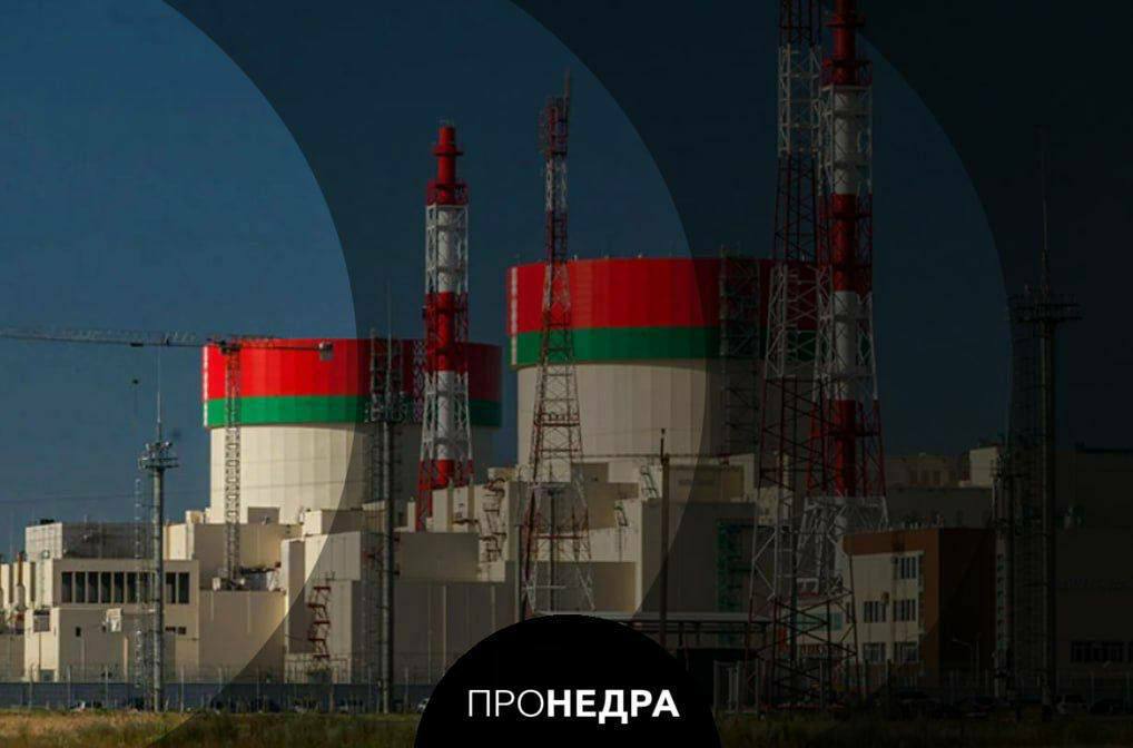 Введение третьего блока БелАЭС планируется в 2035 2038 годах Мы обсуждаем период введения третьего блока в белорусскую энергосистему в периоде 2035 2038 годов сказал журналистам министр энергетики Белоруссии Денис Мороз перед началом выездного заседания совета нижней палаты белорусского парламента на Белорусской АЭС Ранее стало известно что в Белоруссии рассматриваются два места для строительства второй атомной станции Обсуждаются два сценария строительство дополнительного энергоблока на уже действующей БелАЭС в Островце или возведение новой двухблочной АЭС в Могилевской области   Пронедра Подписывайся