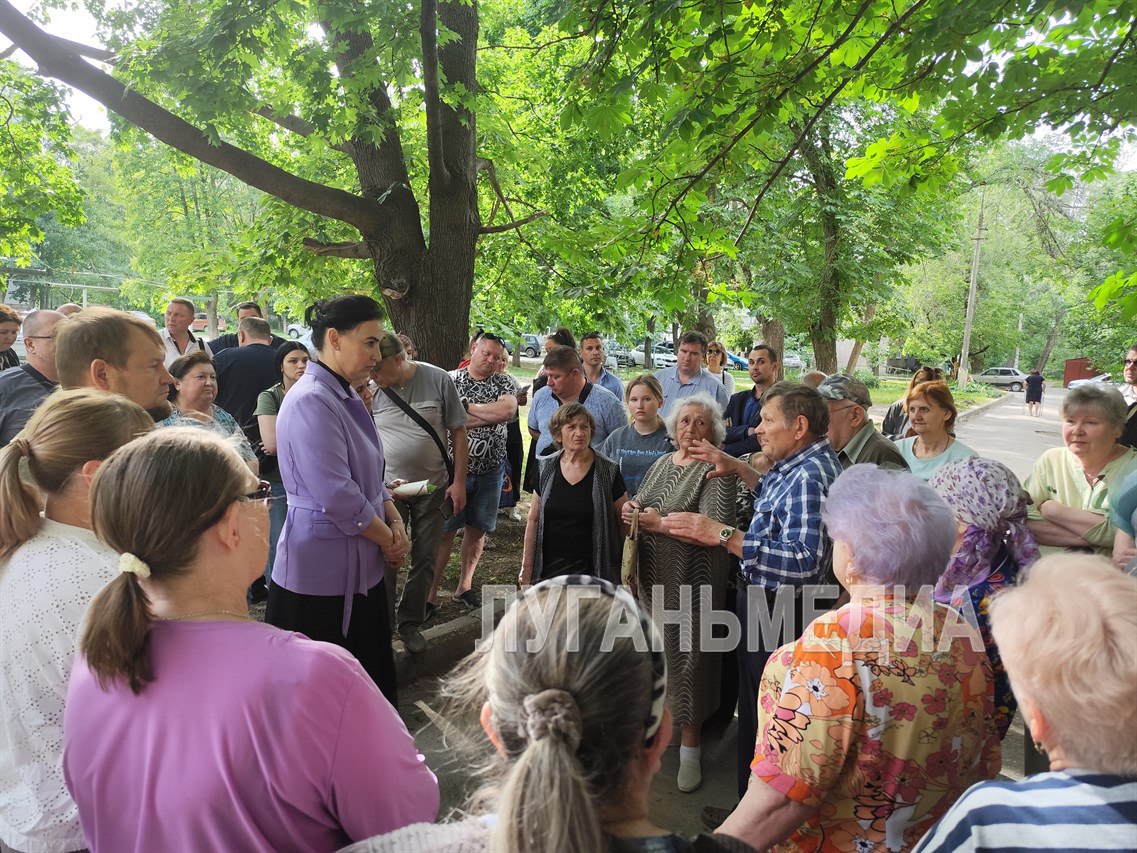 Яна Пащенко встретилась с жителями квартала Волкова в рамках проекта «Муниципальный диалог – решаем вместе» В квартале Волкова прошла встреча временно исполняющего полномочия Главы муниципального округа город Луганск Яны Пащенко с жителями квартала в рамках проекта «Муниципальный диалог – решаем вместе». Во встрече также приняли участие зампредседателя Народного Совета ЛНР Денис Колесников, депутат муниципального Совета Ирина Лащенова, руководители жилищно-коммунальных структур. Жители домов квартала Волкова рассказали, с какими проблемными вопросами им приходится сталкиваться. В частности, говорилось о несвоевременном вывозе мусора, необустроенных детских площадках, нуждающихся в капитальном ремонте подъездах и внутриквартальных дорогах. – Те моменты, о которых люди нам говорят, в любом случае будут рассмотрены – и каждый вопрос, в зависимости от его актуальности, будет непременно решаться, – акцентировала Яна Валерьевна. – Мы должны делать все возможное, чтобы жители города чувствовали поддержку со стороны административных органов власти. Сразу, конечно, все решить невозможно – для этого потребуется определенное время. В этом году в кварталах Волкова, Дзержинского и Солнечном начнутся работы по ремонту внутриквартальных дорог – и они будут производиться поэтапно. В ближайшие три года жители города увидят эти перемены к лучшему. Также проработан вопрос обустроенности контейнерных площадок для сбора мусора – они будут закрытыми, и все контейнеры заменят на новые. Вконтакте Одноклаcсники