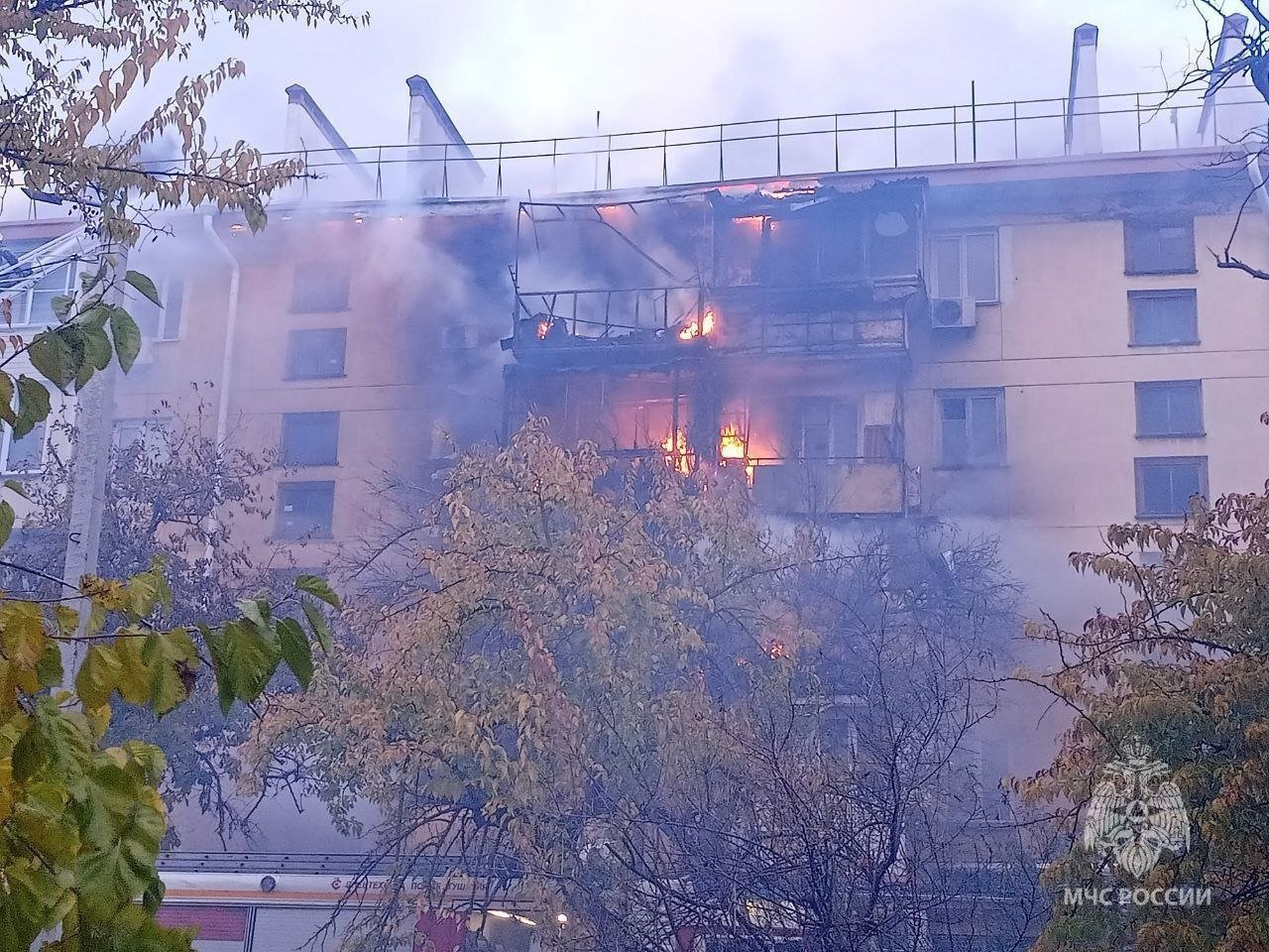 Балконы с 2 по 4 этаж вспыхнули в жилом доме в Севастополе. Проводится эвакуация людей.   Возгорание произошло на улице Хрусталёва. На место происшествия прибыли пожарные, сообщили в региональном МЧС РФ.       Отправить новость