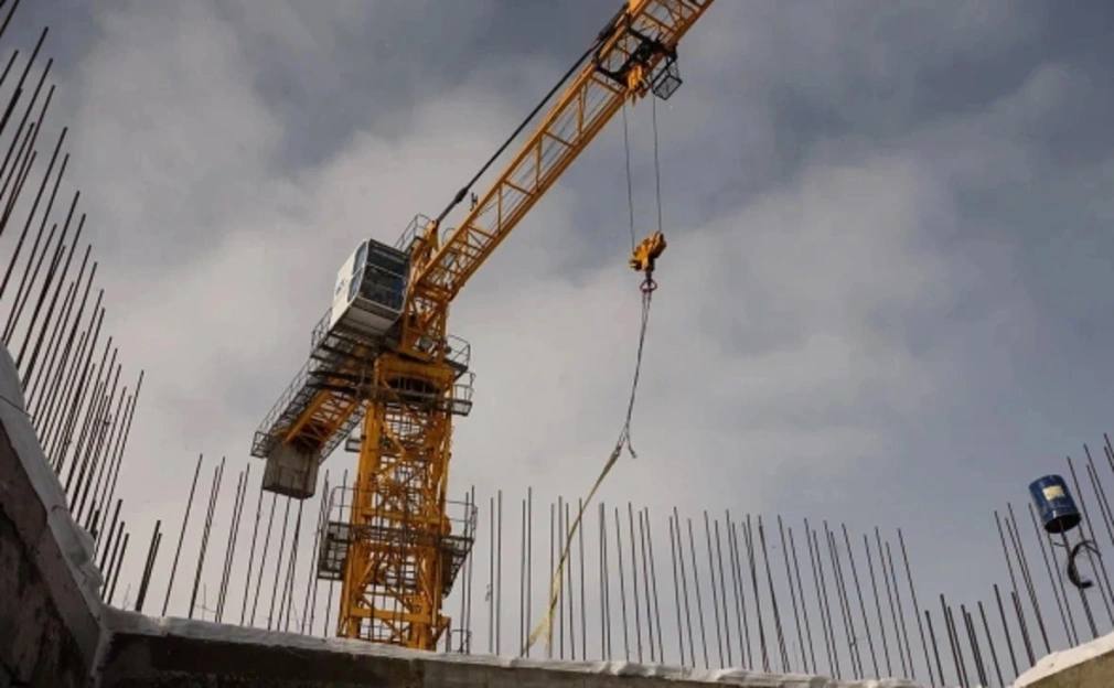 Уфа повторно объявила торги на право реновации квартала у парка Гастелло Мэрия Уфы 28 октября повторно выставила на торги право заключения договора о комплексном развитии КРТ жилой застройки ограниченной улицами Сельской Богородской Мишкинской и Индустриальным шоссе Предыдущие торги не состоялись из за отсутствия заявок В рамках новой процедуры заявки принимаются с 29 октября до 20 ноября Условия продажи права реновации квартала не изменились Начальная цена лота составляет 1 8 млн руб Минимальный объем финансирования проекта КРТ 10 8 млрд руб предельный срок его реализации семь лет Участник конкурса также должен подтвердить наличие не менее 223 9 млн руб в качестве финансовой гарантии для обеспечения прав граждан переселяемых из многоквартирных домов при сносе Также застройщик должен указать предельный срок в который сможет сформировать участок под строительство детсада на 200 мест освободив его от прав третьих лиц за свой счет а после передать его в муниципальную собственность РБК УФА