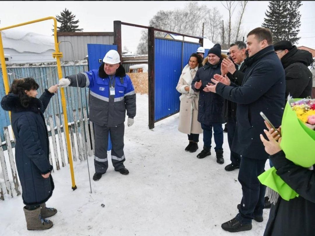 В Большеречье пришёл природный газ. Сегодня началась подача голубого топлива в недавно построенные здесь газопровод и ГРС. Уже подключены первые потребители, и это действительно событие. Реализуется одна из ключевых социальных инициатив президента, что прямо сейчас способствует повышению качества жизни людей.  Следующий большой этап газификации Омской области - Знаменский, Тарский и Тевризский районы. Там сетевой газ должен помимо прочего решить вопрос бесперебойного прохождения отопительного сезона.