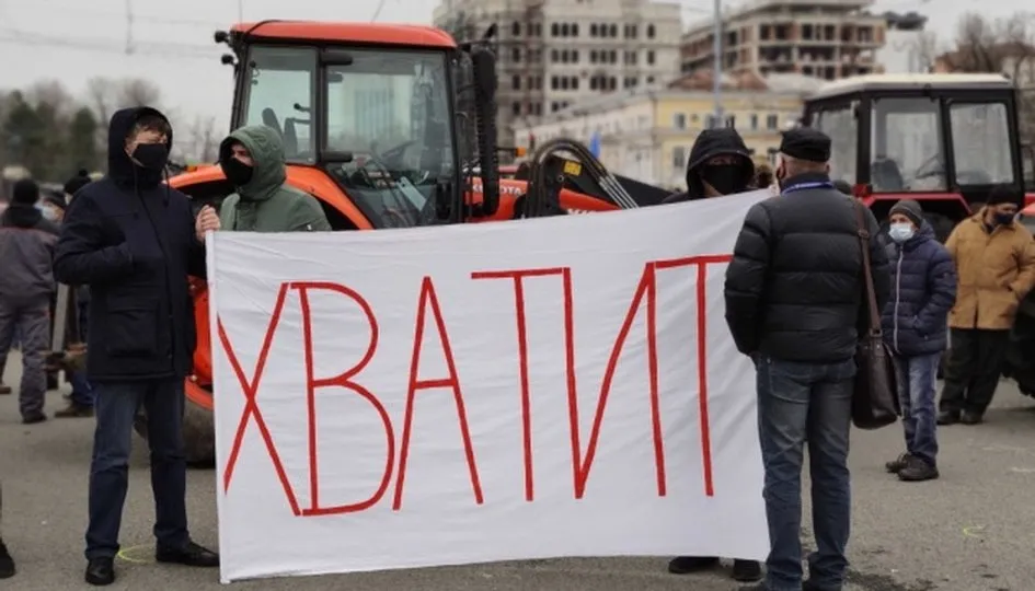 Не топливный кризис Молдавские фермеры назвали главную угрозу для отрасли Аграрии собираются выйти на митинг перед зданием правительства 27 мая В ассоциации Сила фермеров заявили что им надоели пустые обещания властей По словам представителей организации после начала топливного кризиса чиновники так и не направили им помощь Кроме того фермеры выделили виновных это Минфин собирающийся поднять НДС на аграрную продукцию и Минсельхоз проводящий непрозрачную политику субсидирования Они также напомнили об угрозе из ЕС пока молдавским аграриям приходится банкротиться под экономическим гнетом на их место заходят транснациональные холдинги Ранее фермеры просили у PAS защиты от иностранного капитала однако вразумительного ответа так и не получили Ассоциация сообщила что перед началом митинга проведет ряд встреч с чиновниками Фермеры надеются что им удастся заключить конкретные договоренности о мерах поддержки