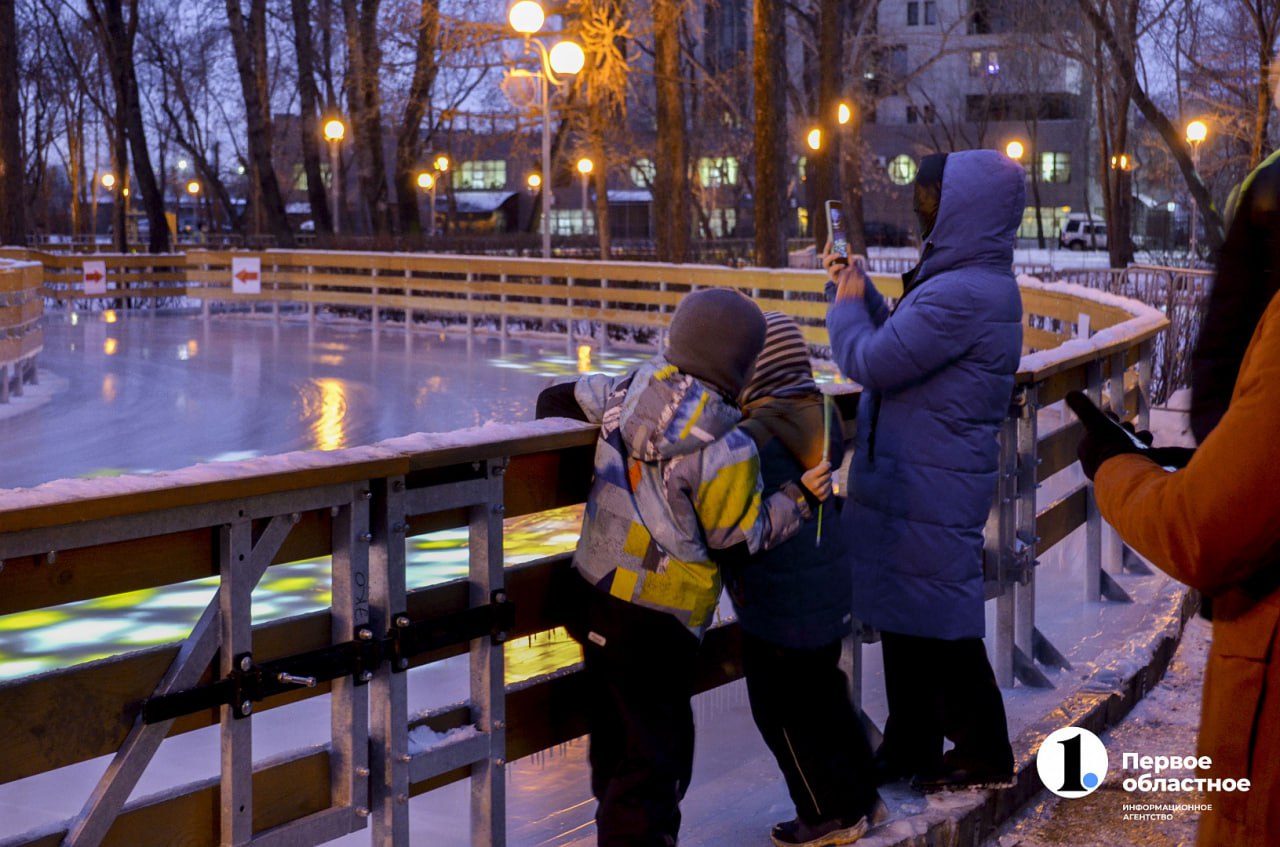 И все же снега в Челябинске за ночь выпало немало.  Из-за этого муниципальные катки в парках Гагарина, Терешковой и в Городском саду имени Пушкина начнут работать не раньше 16:00, предупреждают в мэрии.    / Прислать новость