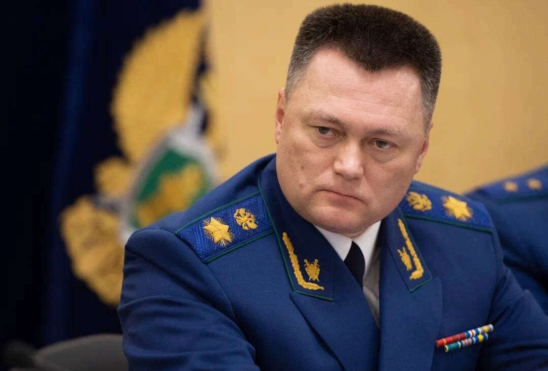 Генпрокурор поручил проверить соблюдение трудовых прав участников СВО Генеральный прокурор РФ Игорь Краснов поручил прокурорам во всех регионах оценить работу служб занятости по признанию участников СВО безработными и назначению им пособий, полноту информирования населения о мерах поддержки при трудоустройстве. Работодатели также отчитаются о целевом расходовании бюджетных средств на возмещение затрат, связанных с оборудованием мест для инвалидов — ветеранов СВО. Краснов ориентировал прокуроров на предотвращение незаконных увольнений участников СВО и их семей, а также нарушений их прав на приоритетное трудоустройство. В каждом случае будет дана правовая оценка и приняты исчерпывающие меры реагирования. Фото: Прокуратура РФ , VK и ОК и читайте новости на нашем сайте