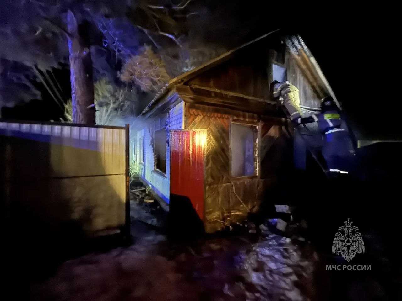 Жительница края поругалась с мужем и подожгла дом с его собутыльниками трое погибли Все произошло в селе Тубинск на юге края По версии СК семеро мужчин выпивали спиртное вечером пришла жена одного из них Женщина стала ругаться из за того что те много пьют Далее она облила дом воспламеняющейся жидкостью и подожгла его Четверо мужчин спаслись трое погибли они не смогли выбраться из за сильного опьянения Женщину задержали ее подозревают в убийстве с особой жестокостью prmira news