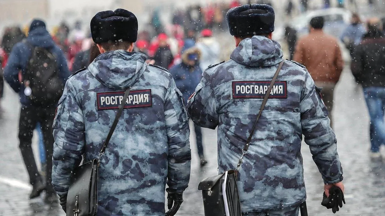 В Госдуме усилили меры социальной поддержки бойцов Росгвардии и их близких Государственная Дума приняла закон о внесении изменений в Федеральный закон О войсках национальной гвардии Российской Федерации в части совершенствования законодательства в сфере социальной защиты сотрудников Росгвардии имеющих специальные звания полиции а также членов их семей В соответствии с документом право на безвозмездный проезд от места жительства до госпиталя или иного места где проходит лечение получивший ранение сотрудник Росгвардии и обратно смогут получить два близких родственника члена семьи бойца Сейчас такая возможность уже есть у родных военнослужащих и добровольцев Народный Совет ЛНР в MAX
