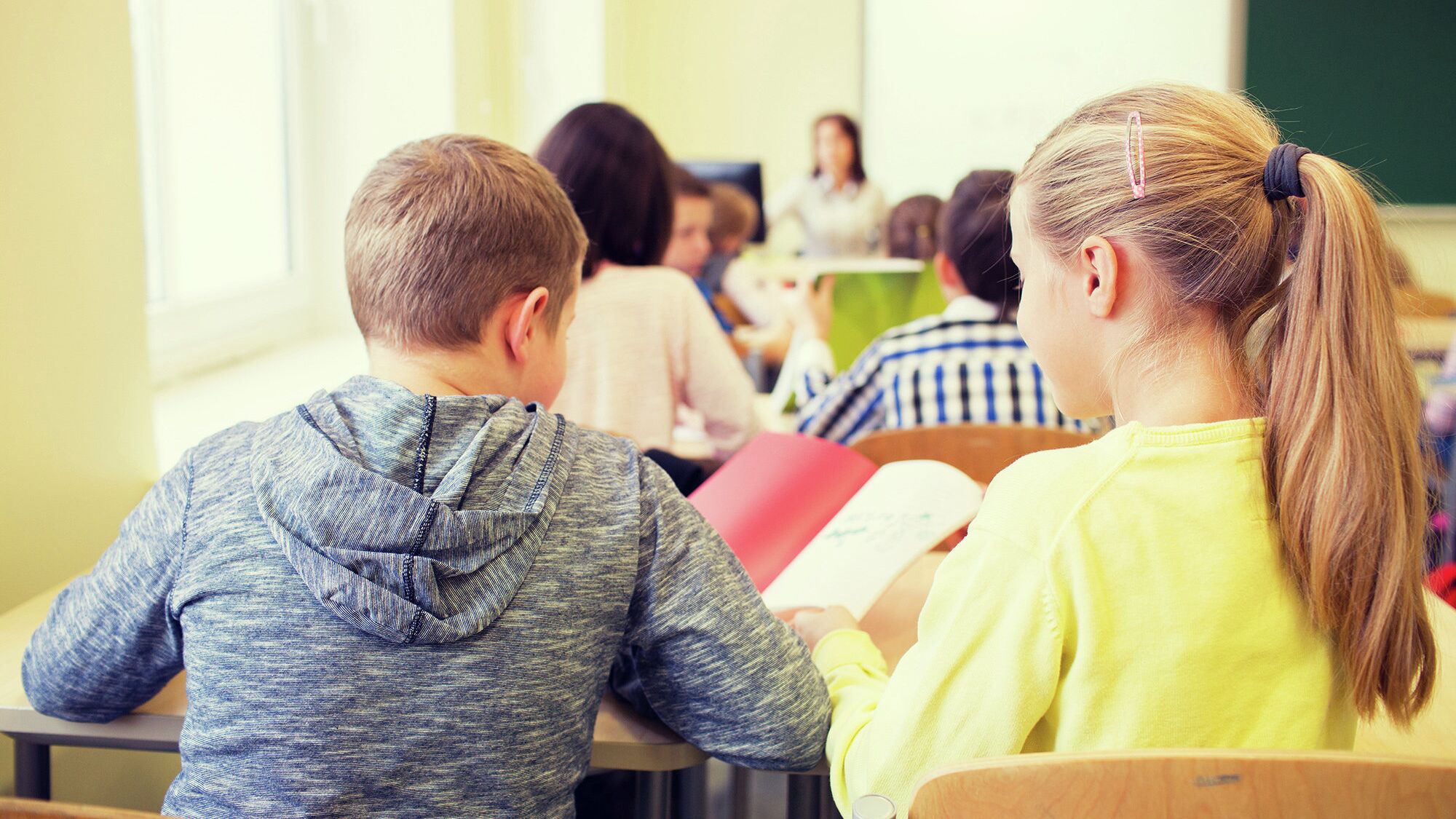 Депутаты Госдумы от фракции ЛДПР во главе с лидером партии Леонидом Слуцким предлагают установить что зарплата учителей в любом субъекте РФ должна быть не ниже 1 5 средних заработных плат в этом регионе Соответствующий законопроект внесут на рассмотрение палаты парламента документ имеется в распоряжении РИА Новости Изменения предлагается внести в федеральный закон Об образовании в Российской Федерации Законопроектом предлагается внести изменение в часть 3 статьи 99 Федерального закона Об образовании в Российской Федерации изложив ее в следующей редакции расходы на оплату труда педагогических работников муниципальных общеобразовательных организаций включаемые органами государственной власти субъектов РФ в нормативы не могут быть ниже уровня соответствующего размеру полутора средних заработных плат в соответствующем субъекте РФ на территории которого расположены такие общеобразовательные организации говорится в пояснительной записке