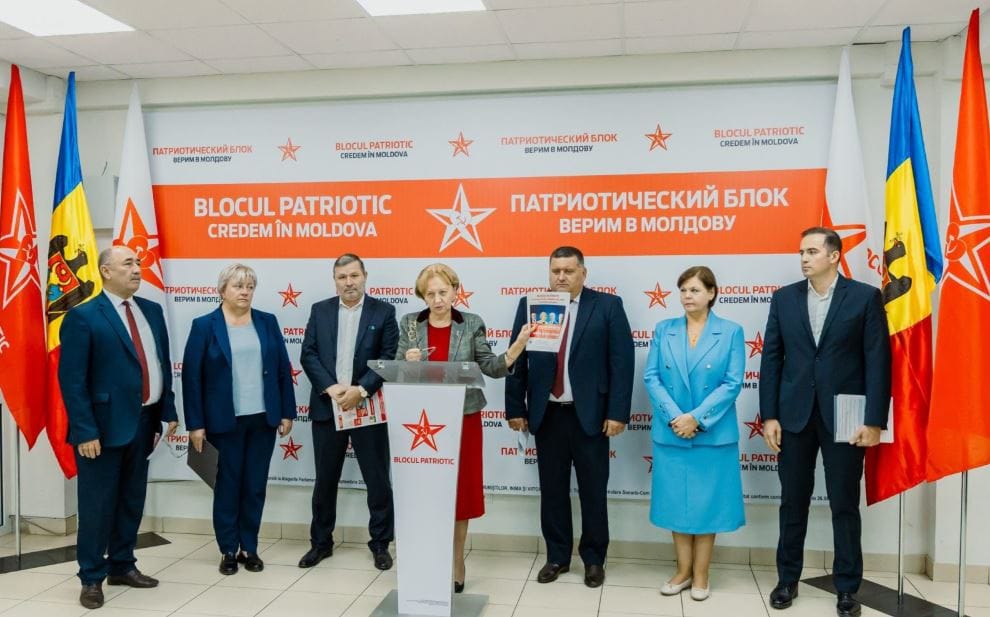 Продвинутая экономика Новая программа Патриотического блока Как рассказала депутат БКС Зинаида Гречаная за последние четыре года ВВП Молдовы сократился на 4 6 сельское хозяйство оказалось в кризисе инфляция составила 67 4 а уровень бедности превысил 37 Всё это результат правления PAS Она подчеркнула что Молдова имеет экономический и торговый потенциал и Патриотический блок предлагает свои шаги для его реализации Среди них сделать энергию доступнее и заключить долгосрочные контракты на газ строить и ремонтировать дороги развивать промышленные зоны Также патриоты предлагают создать государственный банк установить контроль над ценами на важные продукты поддерживать местных производителей и фермеров помогать продавать молдавские товары за границу В экономике блок хочет ввести стабильные налоги и дать льготы инвесторам Кроме того планируется сократить количество министерств и упростить работу госструктур