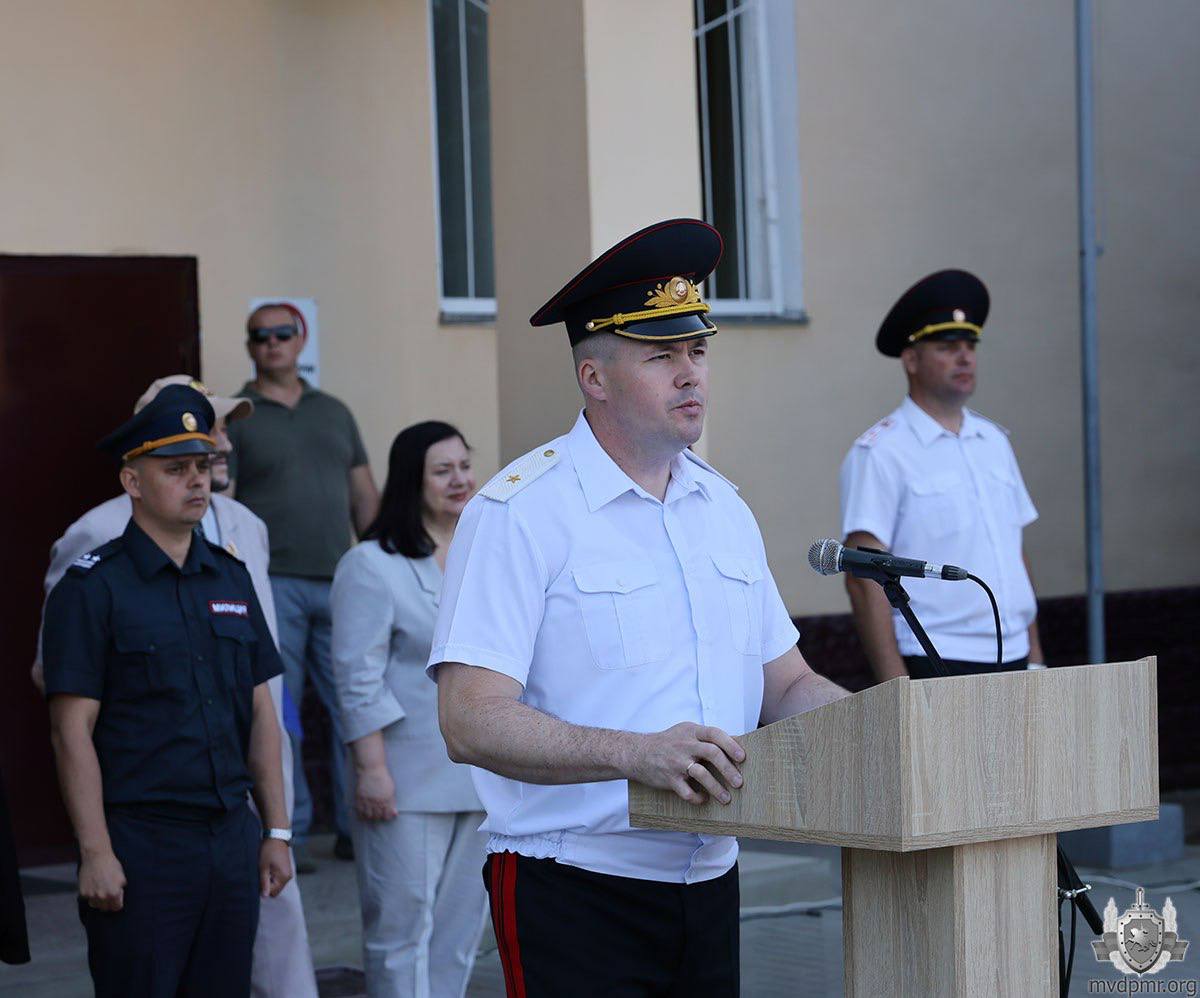 41 выпускник ТЮИ пополнил ряды приднестровских правоохранителей Торжественный выпуск состоялся 27 июня на плацу Тираспольского юридического института МВД. 41 курсант получил дипломы о высшем юридическом образовании. Восемь офицеров окончили учёбу с отличием — им вручили ценные подарки. После отпуска молодые специалисты отправятся служить в разные города республики.