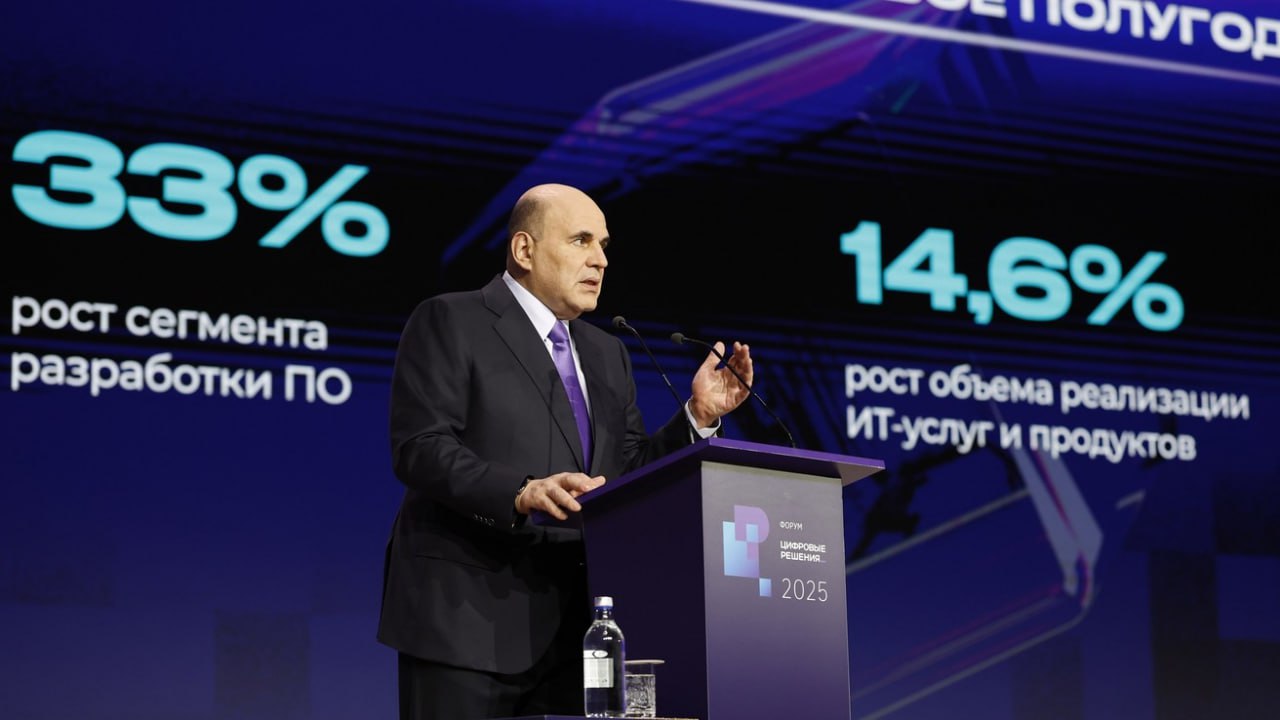 К 2030 году планируется выпускать свыше 10 тыс специалистов по ИИ Мишустин Премьер министр РФ Михаил Мишустин на пленарной сессии форума Цифровые решения рассказал об усиленной подготовке российских ИТ специалистов Новая линейка образовательных программ заработала с 1 сентября и к 2030 году по ней планируется выпускать не менее 3 5 тыс разработчиков и свыше 10 тыс специалистов в области ИИ Программа реализуется в сотрудничестве с университетами и технологическими корпорациями Сейчас в российской ИТ индустрии 1 1 млн сотрудников Только в этом году в нее пришло более 100 тыс человек Потребности еще выше отметил глава кабмина Также Мишустин призвал активнее создавать и внедрять перспективные технологии информационной безопасности а также переходить на отечественные софт и железо По его словам это поможет снизить возможные уязвимости предприятий Подписывайся на Голос страны в МАХ
