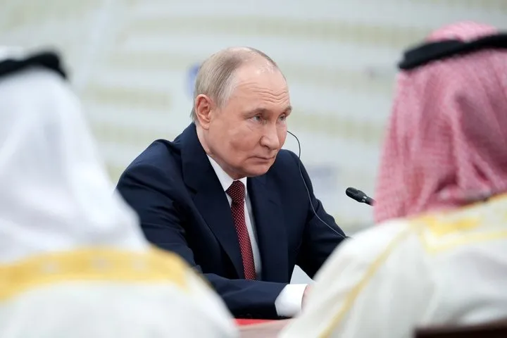 Путин поприветствовал участников КазаньФорума Казань была названа культурной столицей исламского мира в текущем году отметил президент России в телеграмме Президент России Владимир Путин приветствовал участников и гостей XVII Международного экономического форума Россия Исламский мир КазаньФорум а также ежегодного заседания Группы стратегического видения Россия Исламский мир в телеграмме В нашей стране веками живут представители разных религий и народов каждый из которых сохраняет свою уникальность и самобытность И символично что форум проходит именно в Республике Татарстан динамично растущем российском регионе где берегут традиции межнационального согласия говорится в телеграмме Путина Подпишитесь на Реальное время в МАХ Telegram Дзен