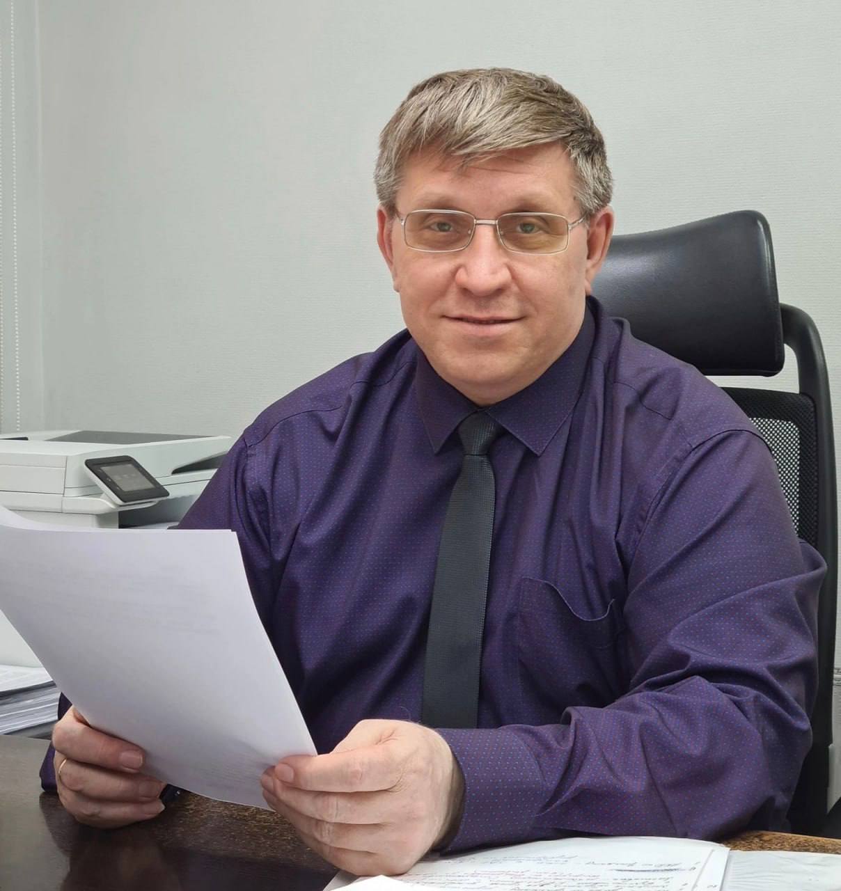 ОМОН в офисе «Народной»: что известно о компании «коммунального короля»  Сегодня в Екатеринбурге силовики пришли с проверкой в офис управляющей компании «Народная» на ул. Лукиных, 14. По словам очевидцев, внутри проходят оперативные мероприятия. Компания связана с Виктором Старокожевым, которого в регионе давно называют «коммунальным королём».  Что стоит за УК «Народная»:   Управляющая компания и аффилированные с ней структуры управляют сотнями домов в Екатеринбурге и по Свердловской области;  Только за последний год под контроль перешло более 700 домов через московскую фирму УКИКО, которую выкупил сын Старокожева — Евгений;  К этим компаниям подано свыше 400 судебных исков на общую сумму 600 млн рублей. Основные кредиторы: «Водоканал», «Екатеринбургэнергосбыт», «Т Плюс» и другие.  По данным СМИ, компании собирают оплату с жителей, но средства не доходят до ресурсников, из-за чего накапливаются долги. Затем такие компании могут объявить о банкротстве, оставив жильцов без гарантий и поставщиков — без денег. Подобные схемы уже приводили к банкротству фирм «Екадом» и «ЖКХ-Екатеринбург».  В начале 2024 года департамент жилищного надзора выявил множество случаев подделки протоколов собраний жильцов, по которым дома переводили под управление Старокожева. В 45 из 79 таких случаев фигурировала именно УК «Народная».  На Старокожева уже возбуждали уголовное дело по подозрению в подделке документов — оно было закрыто «за отсутствием состава преступления». Жильцы ранее также жаловались на двойные квитанции и путаницу в начислениях.  На момент публикации журналистам не удалось дозвониться до Старокожева.    Написать   Чат   Подписаться