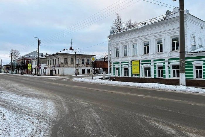 В этом году в пяти городах Кировской области появятся собственные туристические маршруты  Они появятся в Слободском, Белой Холунице, Кирово-Чепецке, Вятских Полянах и Нолинске. Об этом сообщили в региональном Центре развития туризма.  При разработке внутренних туристических маршрутов городов будут учитываться исторические особенности, современные условия, местный колорит, сохранившиеся народные промыслы. Для каждого маршрута будет разработана своя навигация, в том же дизайне, в каком выполнен навигационный комплекс маршрута «Ворота Русского Севера».  Фото: kirovreg.ru