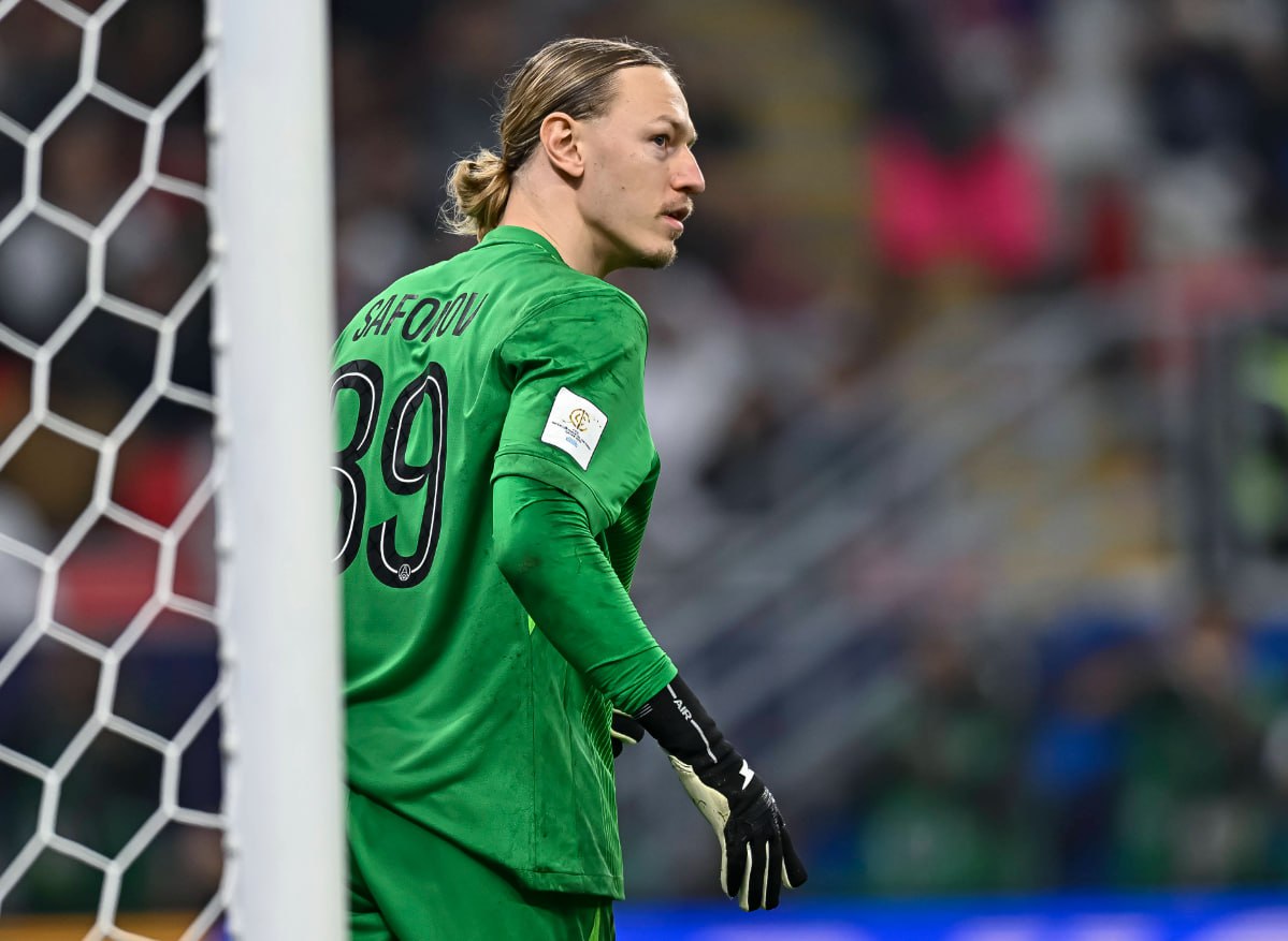 L Equipe вратарь ПСЖ Шевалье рискует пропустить чемпионат мира из за Сафонова Вратаря Пари Сен Жермен Люка Шевалье могут не вызвать в состав сборной Франции на чемпионат мира если он и дальше не будет попадать в основной состав клуба пишет L Equipe Главный тренер ПСЖ Луис Энрике шесть раз подряд оставил Шевалье на скамейке запасных доверив ворота россиянину Матвею Сафонову Всего на счету француза 26 матчей в этом сезоне Помощники главного тренера сборной Франции Дидье Дешама уже начали активно следить за другими кандидатами в том числе из Милана и Ланса Global Look Press Подписаться на РБК Спорт