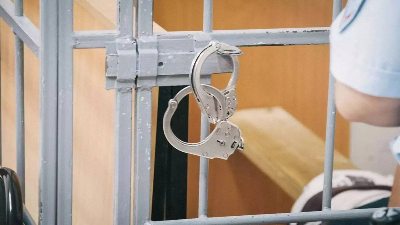 В Волжском судят женщину за мошенничество с деньгами матери бойца СВО    29-летняя жительница Волжского предстала перед судом за кражу 200 тысяч рублей у матери погибшего бойца СВО. Женщина узнала, что сын 67-летней волгоградки пропал на фронте, и обманом убедила ее, что он жив и может вернуться.    Под предлогом помощи она выманила у женщины 200 тыс. рублей. Позднее выяснилось, что мужчина погиб весной прошлого года.    Женщина признала свою вину. Суд скоро рассмотрит ее дело.